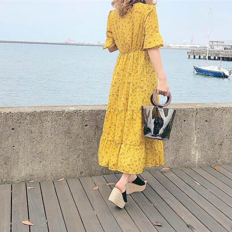 Maiさんのインスタグラム写真 - (MaiInstagram)「・ この @fifth_storeの小花柄カシュクールロングワンピース可愛い🌼 ・ イエローカラーも夏らしくて、1枚でサラッと着れるワンピースは本当使える✨ 身長164cmの私はMサイズを着てます💫 ・ このワンピ50%OFFになってました🌸 ・ そして @editsheen_storeの巾着付きPVCバッグもこれから夏活躍するアイテムです♪ ・ このバッグタイムセールになってました🌿 他にも1000円クーポンも出てたのでぜひ✨  #fifth #fifthtl #フィフス #EditSheen #エディットシーン #バッグ #BAG #小花柄カシュクールロングワンピース #巾着付きPVCバッグ #ワンピースコーデ #コーデ #ootd #coordinate #code #夏コーデ #fashion ・ ブログにも詳しく書いてます☺️💫」7月12日 17時24分 - maimaimai1016