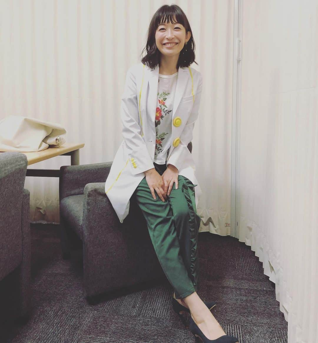 小野真弓さんのインスタグラム写真 - (小野真弓Instagram)「今日は白衣🥼 ラフラボの撮影でした🌻 慣れ親しんだチームの中にも、新たな発見が^_^楽しい撮影でした☺️ #小野真弓#フジテレビ#ラフラボ#白衣 そして嬉しい再会も✨カメラマンさんとは20年ぶりのお仕事！その頃の私は10代。。🤭✨」7月12日 17時26分 - hanaharuaroi