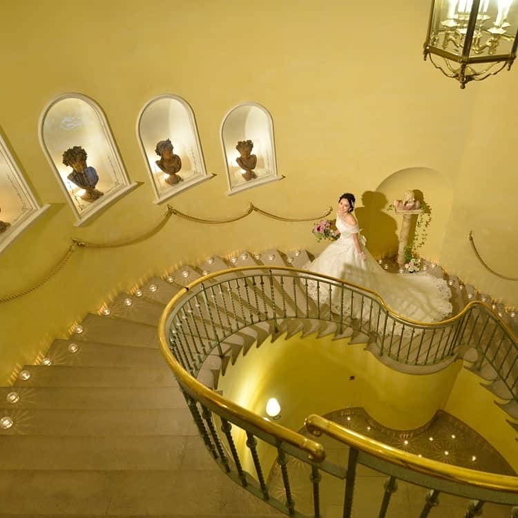 ホテルモントレウェディング【公式】 のインスタグラム：「♥ ￣￣￣￣￣￣￣￣￣￣ @montereyweddingをフォローして 『 #モントレ花嫁 』『 #ホテルモントレ』の タグをつけて投稿してくださいね＊*. . 非日常を感じる英国アンティークの空間。 トレーンが美しく映える階段は とってきのフォトスポットです♡ . ◆ホテルモントレ公式HPはこちら* https://www.monterey-wedding.jp . #モントレ #モントレ花婿 #プレ花嫁 #卒花 #weddingdress #プラコレ #ウエディングニュース #marryxoxo #wedding #dress #結婚式場 #日本中のプレ花嫁さんと繋がりたい #ブライダルフェア #結婚式 #パーティ #披露宴 #2019年春婚 #2019年夏婚 #2019年秋婚 #2019年冬婚 #ホテルウェディング #dressy花嫁 #marry花嫁  #weddingparty #flower #パーティー #ウェディングドレス」