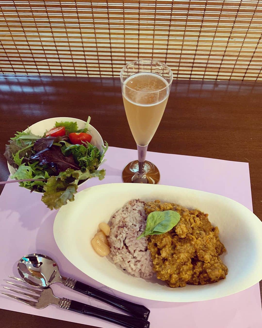 砂賀美希さんのインスタグラム写真 - (砂賀美希Instagram)「私がモデルをさせていただいている #オーダーメイドワンピース @toshitoshidress さん主催の@salonde3ashiya さん #薬膳 ビネガー製作ws。 #体質診断 はばっちり血が不足している #血虚 でした。 #棗 #クコの実 #シナモン #八角 をビネガーとまぜまぜ。#ドレッシング や #炭酸 で割って #ビネガードリンク にも👌 ・ 食材が持つ効能や効果をこうやって少しずつ理解できていけば良いな。 1週間後どんな味に変化しているか楽しみ☺️ ・ #陰陽 #冷えとり #夏 #梅雨 #detox #長雨 #酢 #むくみ #温活 #漢方 #salonde3ashiya #especially #オーダーワンピース #ws #薬膳カレー #薬膳レシピ #beautea #美味」7月12日 17時27分 - kimiganasu