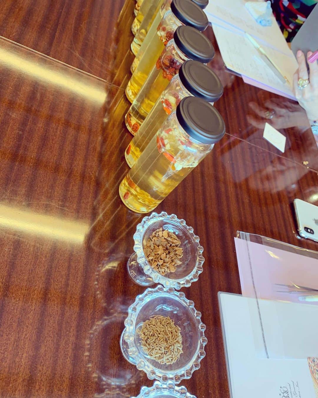砂賀美希さんのインスタグラム写真 - (砂賀美希Instagram)「私がモデルをさせていただいている #オーダーメイドワンピース @toshitoshidress さん主催の@salonde3ashiya さん #薬膳 ビネガー製作ws。 #体質診断 はばっちり血が不足している #血虚 でした。 #棗 #クコの実 #シナモン #八角 をビネガーとまぜまぜ。#ドレッシング や #炭酸 で割って #ビネガードリンク にも👌 ・ 食材が持つ効能や効果をこうやって少しずつ理解できていけば良いな。 1週間後どんな味に変化しているか楽しみ☺️ ・ #陰陽 #冷えとり #夏 #梅雨 #detox #長雨 #酢 #むくみ #温活 #漢方 #salonde3ashiya #especially #オーダーワンピース #ws #薬膳カレー #薬膳レシピ #beautea #美味」7月12日 17時27分 - kimiganasu