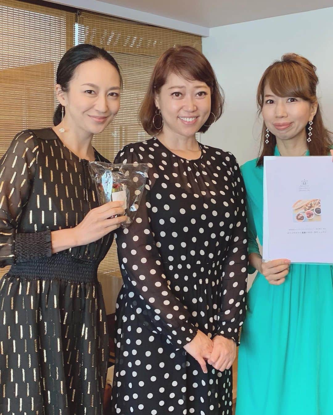 砂賀美希さんのインスタグラム写真 - (砂賀美希Instagram)「私がモデルをさせていただいている #オーダーメイドワンピース @toshitoshidress さん主催の@salonde3ashiya さん #薬膳 ビネガー製作ws。 #体質診断 はばっちり血が不足している #血虚 でした。 #棗 #クコの実 #シナモン #八角 をビネガーとまぜまぜ。#ドレッシング や #炭酸 で割って #ビネガードリンク にも👌 ・ 食材が持つ効能や効果をこうやって少しずつ理解できていけば良いな。 1週間後どんな味に変化しているか楽しみ☺️ ・ #陰陽 #冷えとり #夏 #梅雨 #detox #長雨 #酢 #むくみ #温活 #漢方 #salonde3ashiya #especially #オーダーワンピース #ws #薬膳カレー #薬膳レシピ #beautea #美味」7月12日 17時27分 - kimiganasu