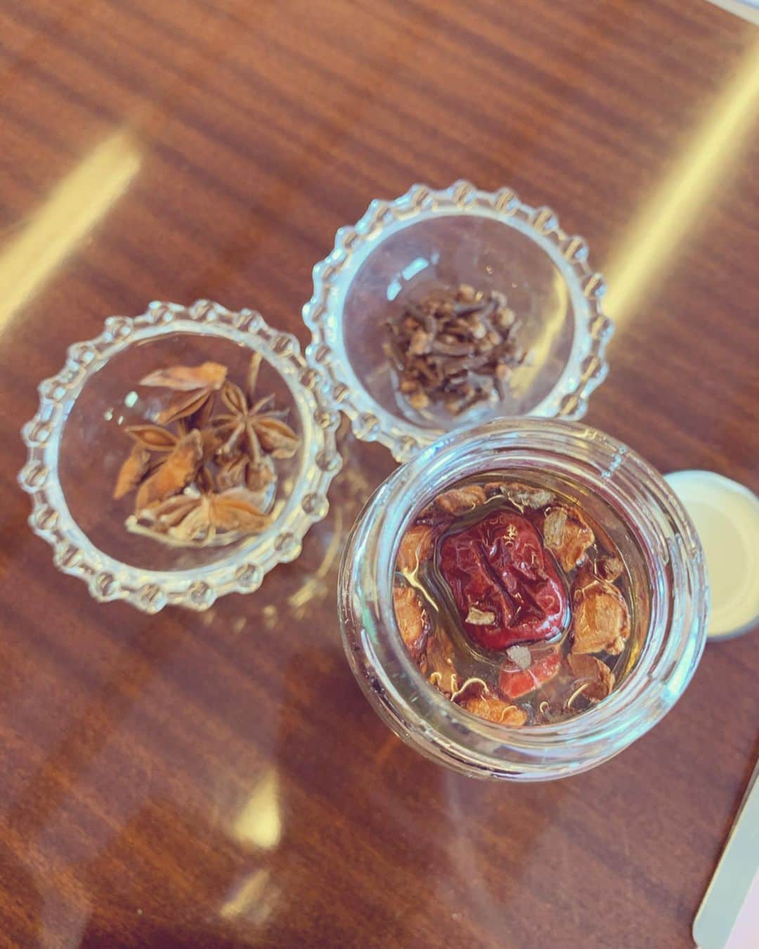 砂賀美希さんのインスタグラム写真 - (砂賀美希Instagram)「私がモデルをさせていただいている #オーダーメイドワンピース @toshitoshidress さん主催の@salonde3ashiya さん #薬膳 ビネガー製作ws。 #体質診断 はばっちり血が不足している #血虚 でした。 #棗 #クコの実 #シナモン #八角 をビネガーとまぜまぜ。#ドレッシング や #炭酸 で割って #ビネガードリンク にも👌 ・ 食材が持つ効能や効果をこうやって少しずつ理解できていけば良いな。 1週間後どんな味に変化しているか楽しみ☺️ ・ #陰陽 #冷えとり #夏 #梅雨 #detox #長雨 #酢 #むくみ #温活 #漢方 #salonde3ashiya #especially #オーダーワンピース #ws #薬膳カレー #薬膳レシピ #beautea #美味」7月12日 17時27分 - kimiganasu