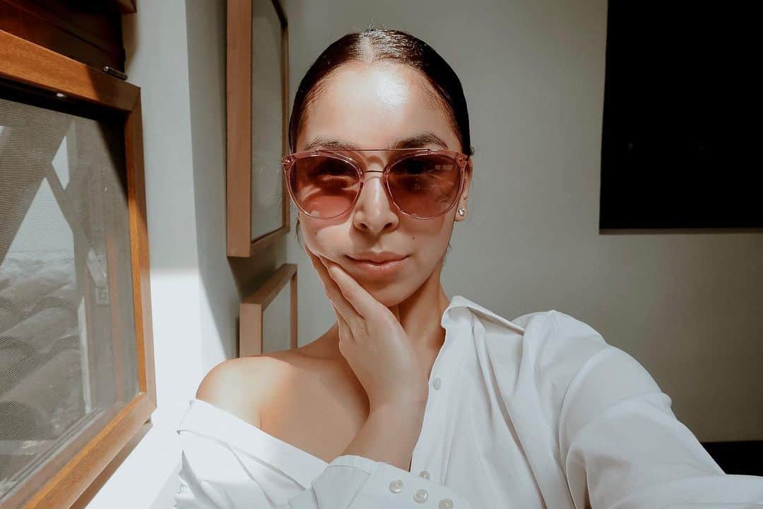 ジュリア バレットのインスタグラム：「Feeling shady 🤫 @idealvision」