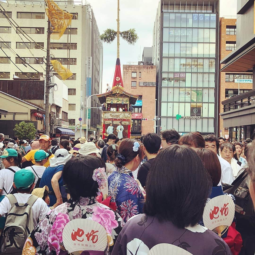 いけばな池坊さんのインスタグラム写真 - (いけばな池坊Instagram)「京都の夏の風物詩。 祇園祭がいよいよ本格的に始まりました🙂  本日はそれぞれの鉾が曳き初めを行い、池坊短期大学の学生も鶏鉾の曳き初めに参加。  涼しげな浴衣姿に池坊のうちわが映えますね🙂  #京都#池坊#池坊短期大学#祇園祭#曳き初め#伝統文化#鶏鉾#鉾#浴衣 #浴衣姿#kimono#Kyoto#ikenobo#yukata」7月12日 17時31分 - ikenobo550