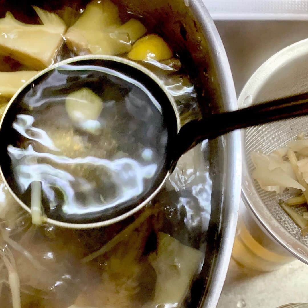 のインスタグラム：「冷凍くず野菜のスープ、今回は甘いと思う。前回玉ねぎの皮を入れすぎて、色は実に美しいものの、苦味が出たので、今回はやめました。ちょっとくらい入れてもよかったなと、色を見て思うけど。」