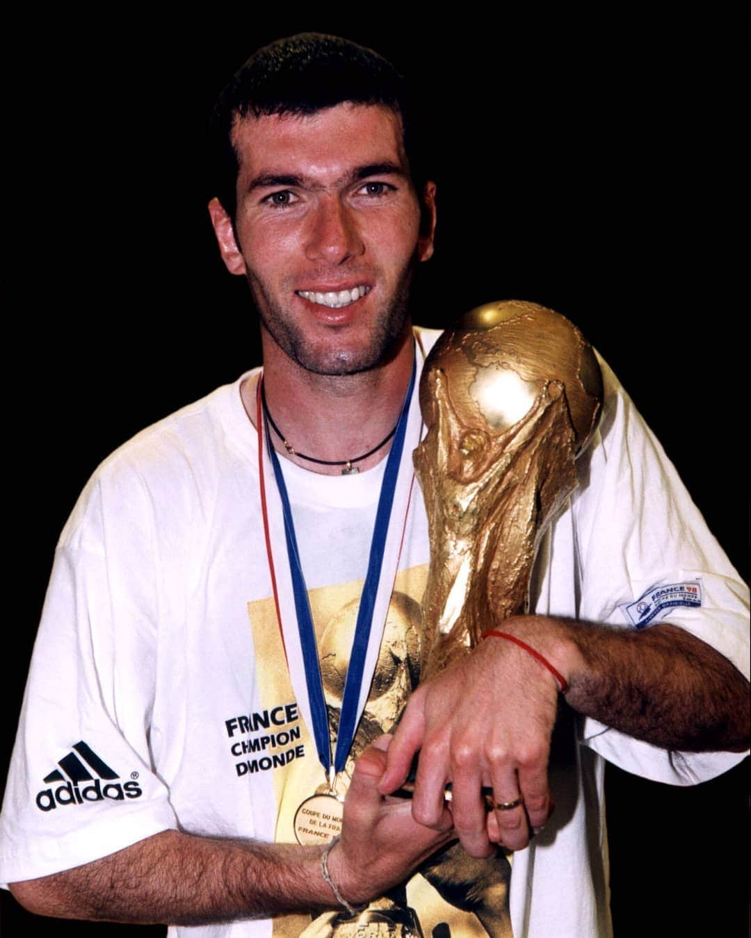 FIFAワールドカップさんのインスタグラム写真 - (FIFAワールドカップInstagram)「21 years ago today, Zinédine #Zidane scored two goals against Brazil to seize the hearts of a nation - and #France's first FIFA #WorldCup. 🇫🇷🏆 #LesBleus #OnThisDay」7月12日 17時46分 - fifaworldcup