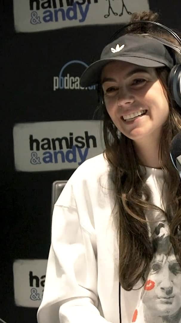 Hamish & Andyのインスタグラム：「Andy noticed something @amysharkmusic did at her concert that she really didn’t want reminding of.」