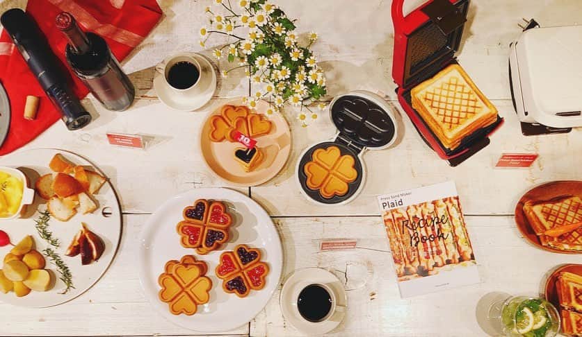 のインスタグラム：「オシャレで高機能な調理器具 #recolte 体験試食会に行ってきました🤗 ・ 1番人気だったのはホットサンドが史上最短２分半で作れる#プレスサンドメーカー 🍞耳がカリッとして美味しい😋 ・ 私が気になったのは、ハイパワーで氷も砕ける1台7役#ミキサー 🍹 ・ 狙っているのは、この秋発売のコンパクト炊飯器。1人用の#オシャレな炊飯器 やっと見つけた😭✨ ・ ・ #レコルト #オシャレ調理器具  #オシャレ で #高機能 なのに #リーズナブル  なのは何故でしょう #油を使わない Air Oven のポテト食べ損ねた😳 美味しいのかとても気になる！ #パクチーボーイ  #エダジュン さんがキュート過ぎて #愛するパクチー のことを聞けなかった😂」