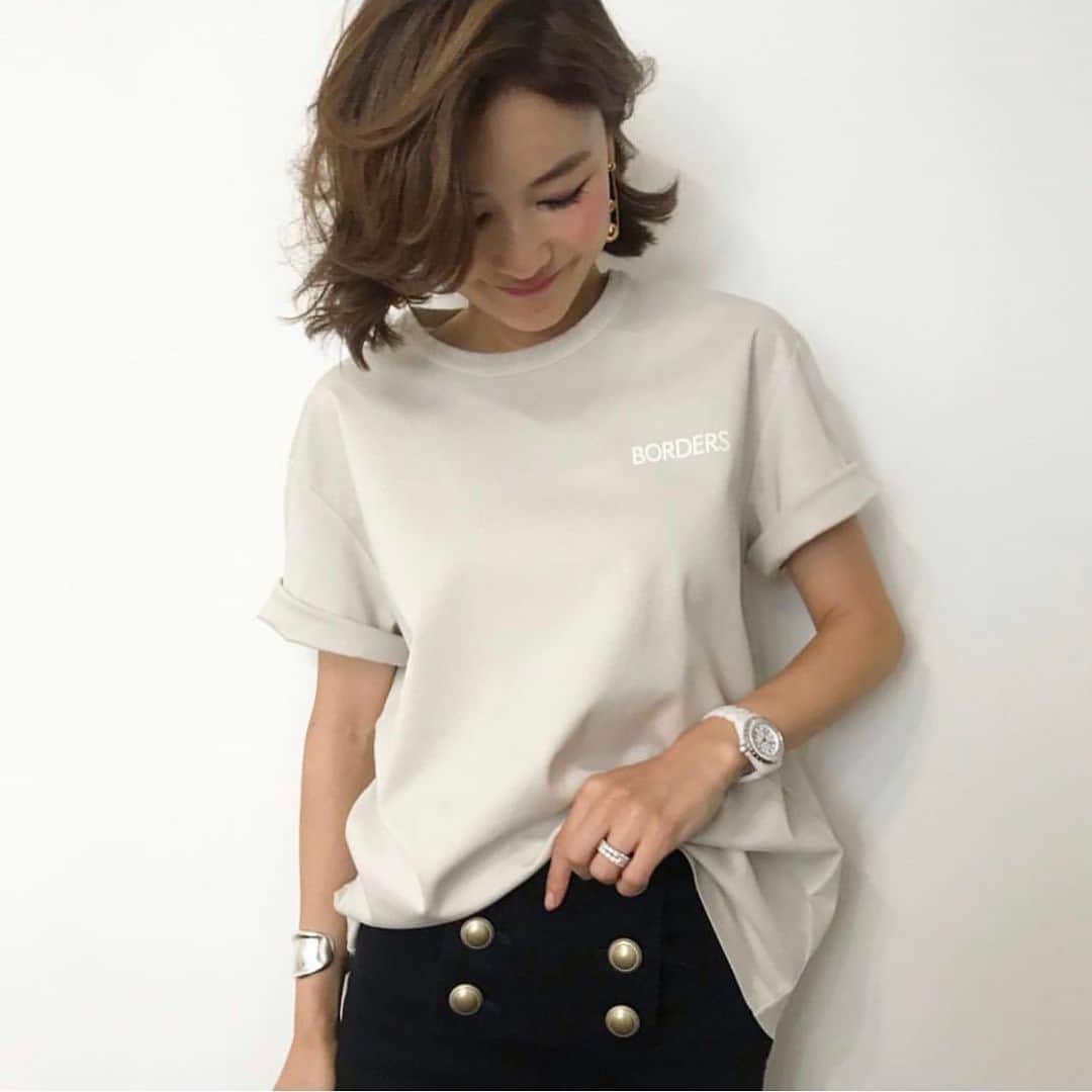 BORDERS at BALCONYのインスタグラム：「@kiyomimedeiros さんの「BORDERS TEE」#コーデ はやはり可愛いです‼ 「BORDERS TEE」はUnisexの #tee なので、女の子が着たら少しゆったりですが、お袖をロールアップしたらカッコよく着られます！  こちら、まだ @bordersatbalcony_official の公式オンラインストアでお買い求めできるので、皆様ぜひ見てみてください‼⁠⠀」