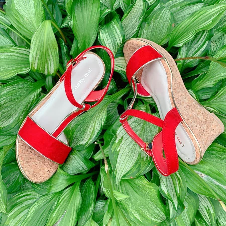 mii_stagramさんのインスタグラム写真 - (mii_stagramInstagram)「❤❤❤ ・ 金曜日お疲れ様ﾃﾞｽ´ω`* ・ 子供の頃から赤い靴が好き👠 @vivian_collection_official さんで 選んだサンダルも赤ｯｯ😆✨ 歩きやすいウエッジソールで 高さも7.5cmとシッカリ美脚効果💃 Tネックのデザインも可愛いﻌﻌﻌﻌ️️♥️ ・ ・ 本日。7/12 17時〜8/1 15時❦ℯꫛᎴ❧ LAST SUMMER SALE開催中！！ これからの夏本番に使えるサンダルがMAX90%OFFに🉐 ・ ALL1,500円以下で買えちゃう シューズコーナーもあるよ🉐 ・ LINE友だち限定で大抽選クーポンも 配布しているみたいだから この機会に友だち登録してね〜🎶🎶 ・ @vivian_collection_official アカウントで 7/19(金)19時～インスタライブ配信で 目玉商品を多数ご紹介するみたい！！ ライブを観た人限定の プレゼントキャンペーンもあるので 是非チェックしてね～🎶🎶 ・ ・ ・ 👗 @nostalgia_jp ・ 👜 @tres.c.mexico ・ 👂🏻 @queen.lupis ・ 👡 @vivian_collection_official ・ ・ #viviancollection #vivian公式アンバサダー#vivianコーデ  #夏セール#サマーセール #サンダルコーデ #リゾートサンダル #リゾートコーデ #ウェッジサンダル #ミュールサンダル #ウェッジソール#ウェッジソールサンダル#ミュール#夏コーデ #zozotown #ゾゾタウン #サンダル #ミュール #パンプス #スリッポン #プチプラコーデ #プチプラファッション #プチプラ高見えコーデ#今日の靴 #靴好きな人と繋がりたい #足元倶楽部 #フラットシューズ #パンプスコーデ #走れるパンプス #プチプラママコーデ」7月12日 18時00分 - miyuki.0419.karemari