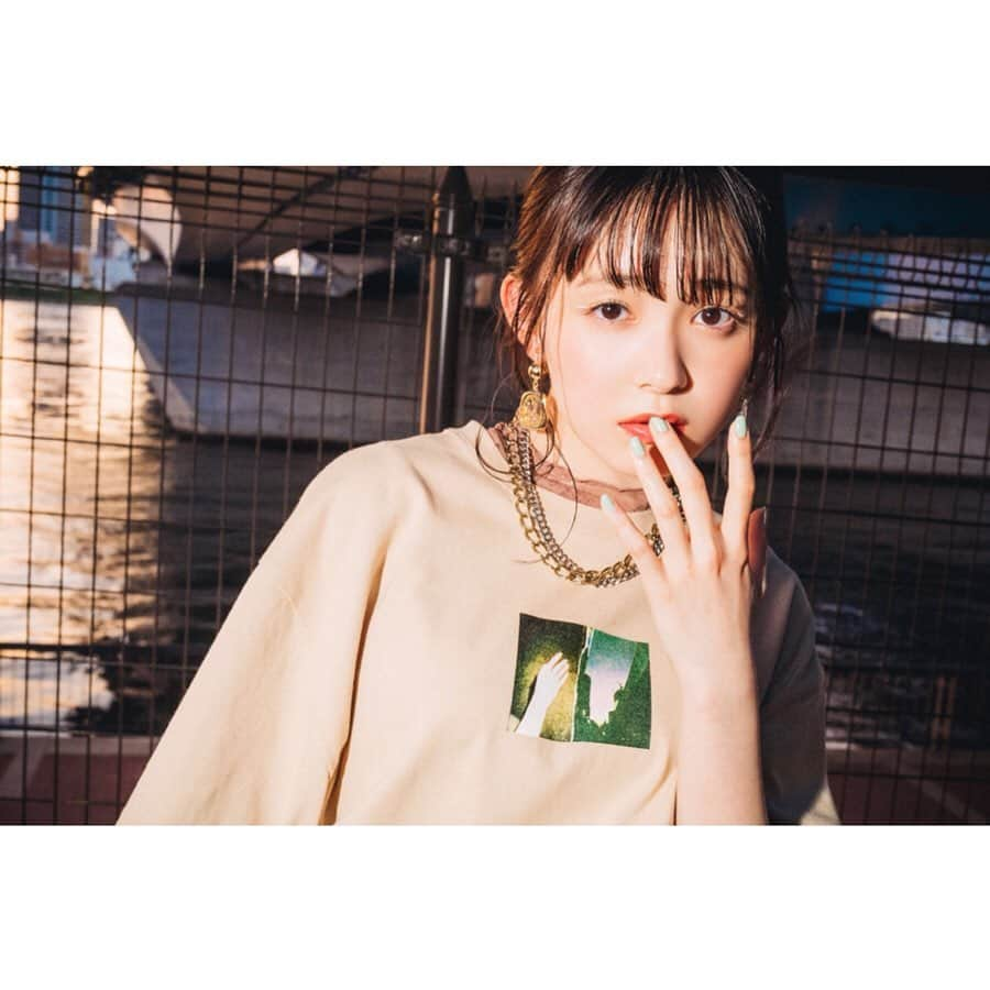 WEGOさんのインスタグラム写真 - (WEGOInstagram)「-WEGO 25th Anniversary Collaboration- 「Rinka kumada × WEGO」 Seventeen専属モデル久間田琳加さんとのコラボTシャツがいよいよ来週7/19(金)〜発売スタート！ 今回のコラボレーションでは、本人撮り下ろし写真を胸元にプリントし、背中にはイニシャル“R”の刺繍入りで洗練されたシンプルなデザイン。詳細はWEGO公式HPにて✔︎www.wego.jp . Tシャツ ¥2,990+tax ホワイト／ベージュ(全てフリーサイズ)  #rinkakumada#久間田琳加#wego#collaboration」7月12日 18時01分 - wego_official