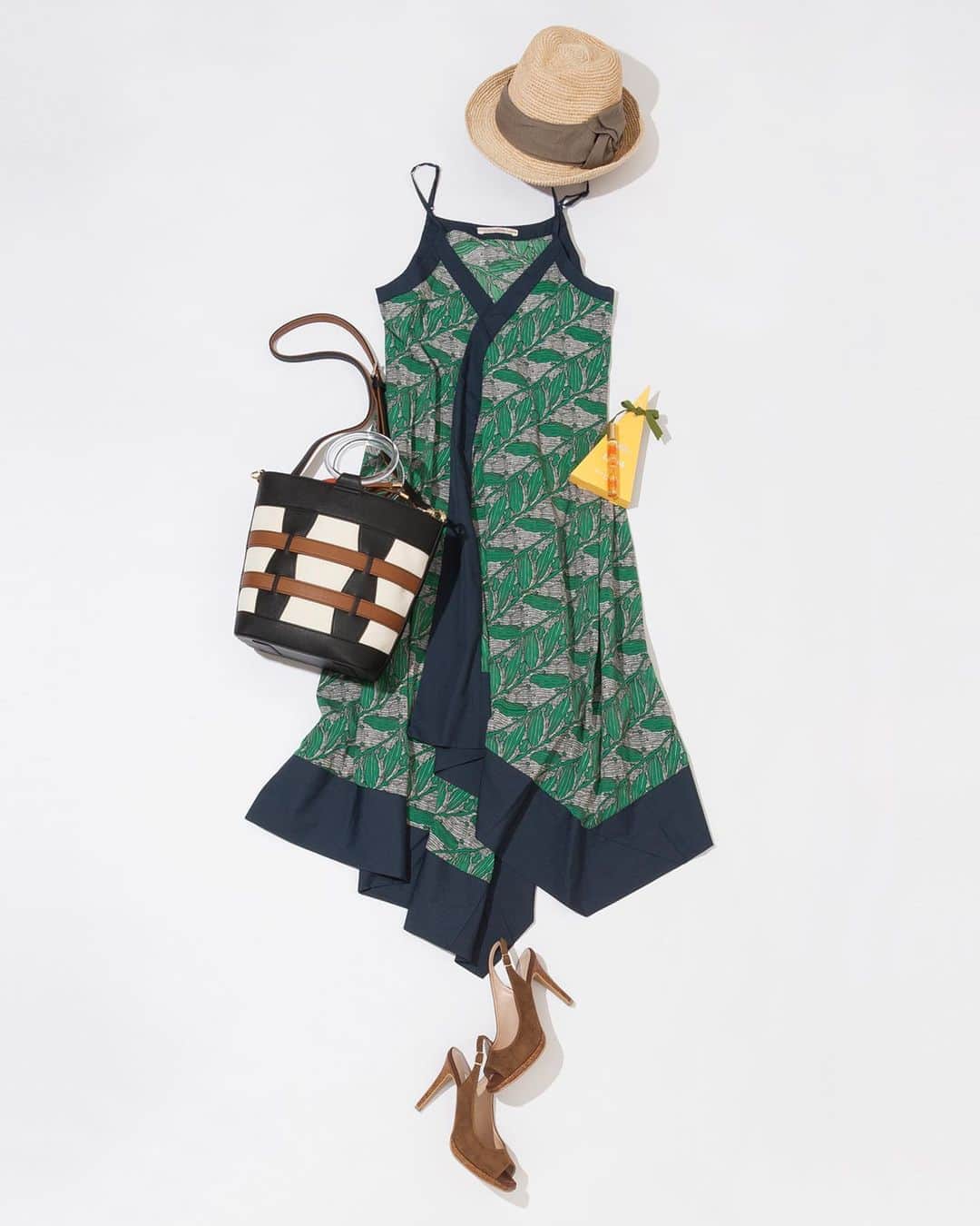 ルミネ公式のインスタグラム：「プールサイドパーティーではリゾート感をまとって #ワンピース ¥13,000+TAX #ROSEBUD #ハット ¥3,900+TAX #beams #バッグ ¥14,000+TAX #diana #サンダル ¥15,000+TAX #diana ・ #lumine #ルミネ #ルミネ横浜 https://magazine.lumine.ne.jp/?p=82754 ※商品の価格や取り扱い状況は撮影時点のもので、変更になることがあります。」