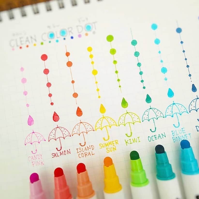 Kuretakeさんのインスタグラム写真 - (KuretakeInstagram)「ZIG CLEAN COLOR DOT とても可愛く使って下さっています！  Thank you @bungu_no_mori for sharing❤︎ 弾力感が楽しいDOT芯は、ポン！ポン！ぷにっ！と、クセになる新感覚ですよ。  大小さまざまなDotが、簡単に楽しめる！ #クリーンカラードット のドット芯は、芯素材を厳選して、弾力性に富み、ドットの表現がより楽しめる使用感になっています。 ドット最大径 約5mm〜 最小径 約1mmが描けます。  Check out this wonderful dot illustration done by @bungu_no_mori! The materials used for dot tip are rich in elasticity, have good flexibility and are able to express various sizes of dots from 1mm to 5mm. See how you can use it to make a card or illustration, journaling etc.  #cleancolordot #dot #弾力性 #ZIG #marker #pigmentink #5mm #Bulletjournal #バレットジャーナル #クリーンカラードット」7月12日 18時03分 - kuretakejapan