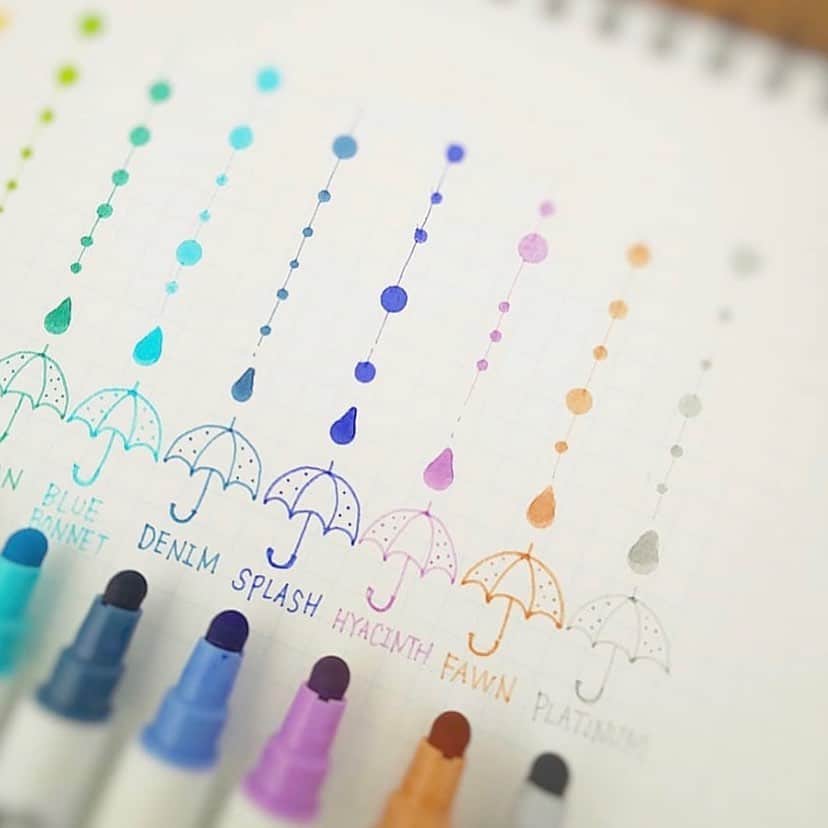 Kuretakeさんのインスタグラム写真 - (KuretakeInstagram)「ZIG CLEAN COLOR DOT とても可愛く使って下さっています！  Thank you @bungu_no_mori for sharing❤︎ 弾力感が楽しいDOT芯は、ポン！ポン！ぷにっ！と、クセになる新感覚ですよ。  大小さまざまなDotが、簡単に楽しめる！ #クリーンカラードット のドット芯は、芯素材を厳選して、弾力性に富み、ドットの表現がより楽しめる使用感になっています。 ドット最大径 約5mm〜 最小径 約1mmが描けます。  Check out this wonderful dot illustration done by @bungu_no_mori! The materials used for dot tip are rich in elasticity, have good flexibility and are able to express various sizes of dots from 1mm to 5mm. See how you can use it to make a card or illustration, journaling etc.  #cleancolordot #dot #弾力性 #ZIG #marker #pigmentink #5mm #Bulletjournal #バレットジャーナル #クリーンカラードット」7月12日 18時03分 - kuretakejapan