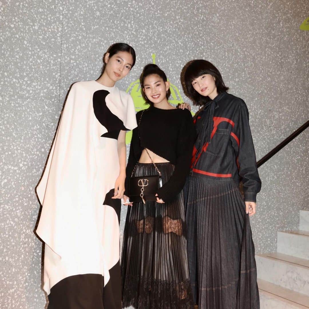 のインスタグラム：「@undercover_lab と @maisonvalentino のコラボが可愛かった😩 なによりまたこの3人で行けたことが嬉しい♥︎♥︎♥︎ #VALENTINOUNDERCOVER」