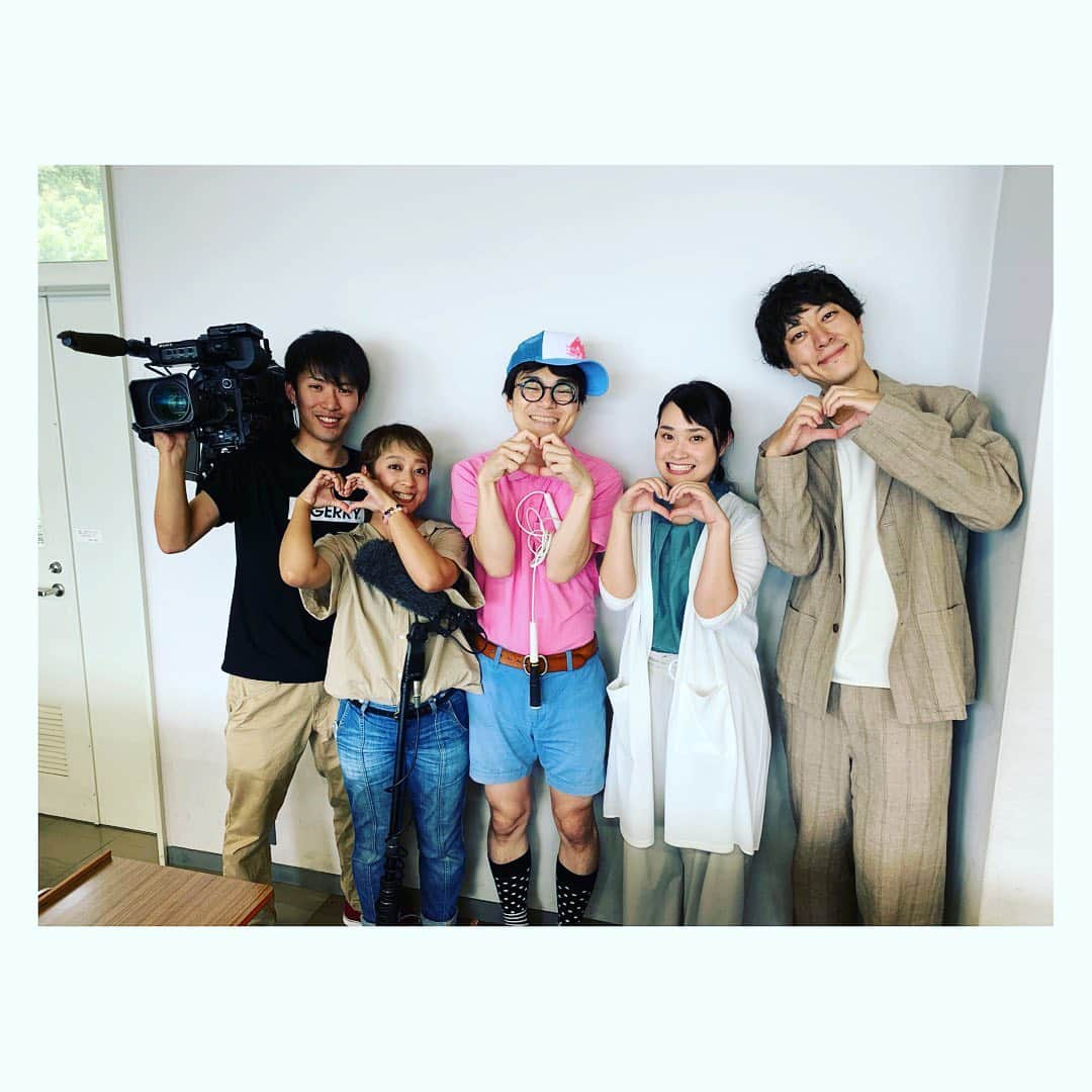 佐藤綾子さんのインスタグラム写真 - (佐藤綾子Instagram)「👬笑いのパワーで🎙﻿ ﻿ ﻿ 若者の投票率を上げる！﻿ #長崎総合科学大学 で、#お笑い芸人 の方々が高校生に出張授業です！﻿ ﻿ 講師は #ジグザグジギー の #池田勝 さんと、﻿ #にゃんこスター の #スーパー3助 さん！﻿ 高校生たちに政治と選挙の仕組みを面白く、わかりやすく伝えます🌟﻿ ﻿ このお笑い出張授業は、神奈川県の #高校生平和大使 だった #たかまつなな さんが、﻿ 👩‍🏫｛ #笑いで世直し﻿ を掲げて会社まで立ち上げて取り組んでいることなんです。﻿ 政治を身近に感じてもらおうと芸人さん100人が協力しているそうですよ🎙﻿ ﻿ 実はスーパー3助さんは #佐世保工業高校 出身😲﻿ ぞ、存じ上げなかったー…！﻿ 池田さんは私と出身大学が同じとのことで、お二人とも勝手に親近感👬🍀﻿ てんきゅポーズでも撮ってもらいました🤳♡﻿ 皆さん投票行きましょうねー！ ﻿ このあと18:15からの #Jチャン長崎 で！﻿ ﻿ ﻿ #笑下村塾 #笑える政治教育ショー #たかまつなな﻿ #長崎総合科学大学附属高校 #長崎総科大附属﻿ #ncc #長崎文化放送 #スーパーJチャンネル長崎﻿ #取材日記 #てんきゅながさき」7月12日 18時12分 - satoaya_ncc