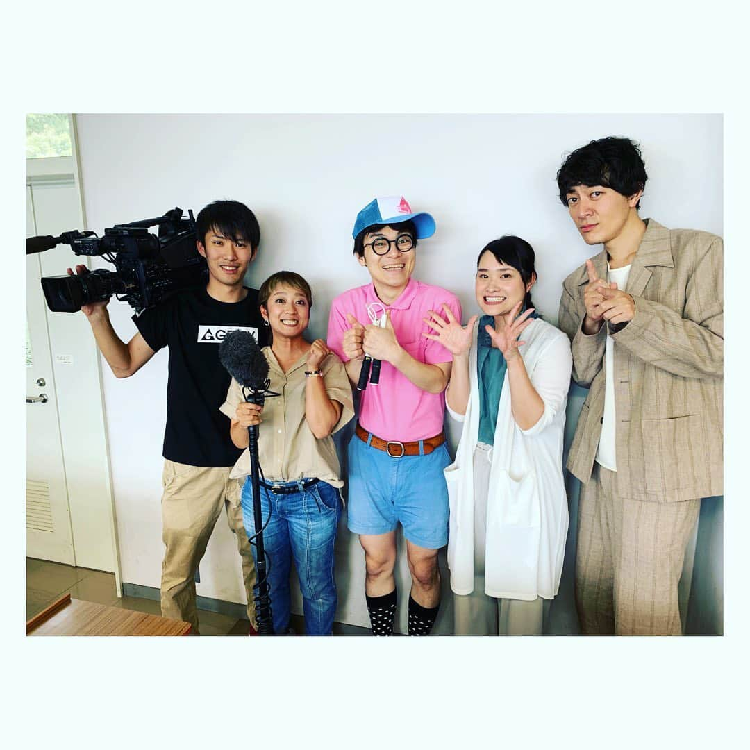 佐藤綾子さんのインスタグラム写真 - (佐藤綾子Instagram)「👬笑いのパワーで🎙﻿ ﻿ ﻿ 若者の投票率を上げる！﻿ #長崎総合科学大学 で、#お笑い芸人 の方々が高校生に出張授業です！﻿ ﻿ 講師は #ジグザグジギー の #池田勝 さんと、﻿ #にゃんこスター の #スーパー3助 さん！﻿ 高校生たちに政治と選挙の仕組みを面白く、わかりやすく伝えます🌟﻿ ﻿ このお笑い出張授業は、神奈川県の #高校生平和大使 だった #たかまつなな さんが、﻿ 👩‍🏫｛ #笑いで世直し﻿ を掲げて会社まで立ち上げて取り組んでいることなんです。﻿ 政治を身近に感じてもらおうと芸人さん100人が協力しているそうですよ🎙﻿ ﻿ 実はスーパー3助さんは #佐世保工業高校 出身😲﻿ ぞ、存じ上げなかったー…！﻿ 池田さんは私と出身大学が同じとのことで、お二人とも勝手に親近感👬🍀﻿ てんきゅポーズでも撮ってもらいました🤳♡﻿ 皆さん投票行きましょうねー！ ﻿ このあと18:15からの #Jチャン長崎 で！﻿ ﻿ ﻿ #笑下村塾 #笑える政治教育ショー #たかまつなな﻿ #長崎総合科学大学附属高校 #長崎総科大附属﻿ #ncc #長崎文化放送 #スーパーJチャンネル長崎﻿ #取材日記 #てんきゅながさき」7月12日 18時12分 - satoaya_ncc