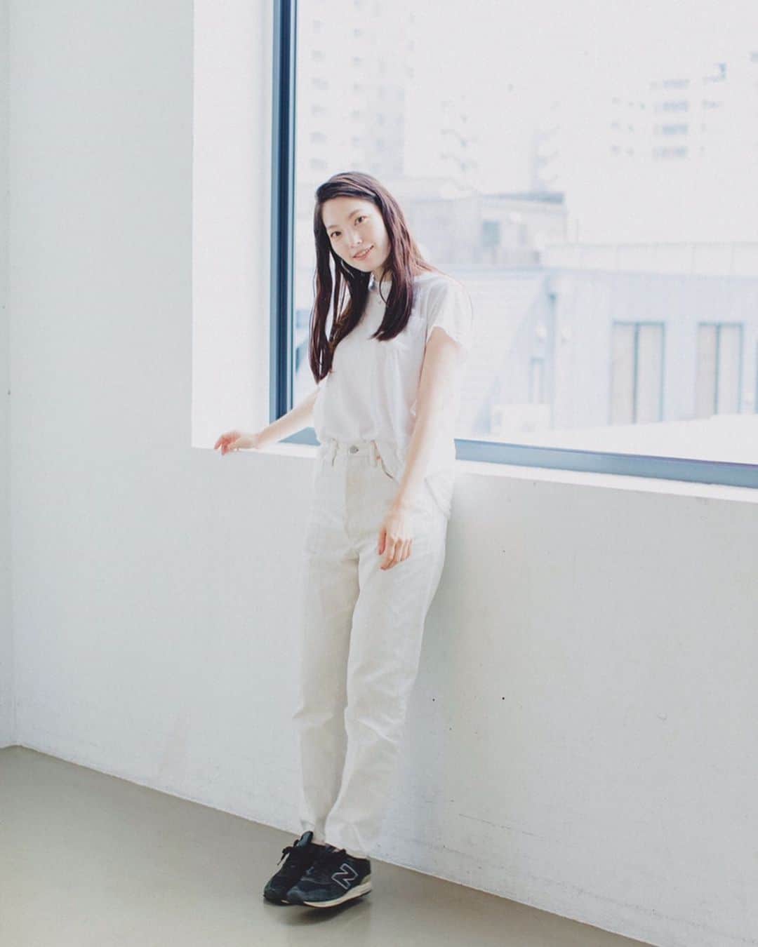 森貴美子さんのインスタグラム写真 - (森貴美子Instagram)「いつかの私服。 白。 ・ ⭐️⭐️⭐️ ・ トップス #sacai ボトムス #shinzone スニーカー #newbalance  #사복 #일본모델」7月12日 18時07分 - morikimi_morikimi