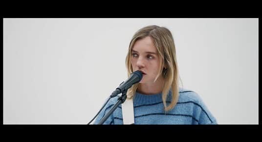 ホステス・エンタテインメントのインスタグラム：「各所で絶賛を浴びているデビュー・アルバム『グッド・アット・フォーリング』をリリースしたザ・ジャパニーズ・ハウス @thejapanesehouse がアルバム収録曲「Everybody Hates Me」のライヴ・セッション映像を公開🎸9月に開催を控える待望の初来日公演が今から待ち遠しい😆」