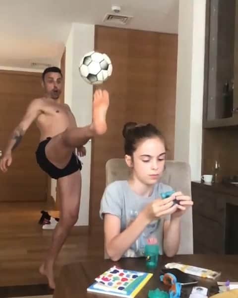 F2Freestylersのインスタグラム：「When your touch is always on point, saving your daughter 😳💯😅 @berbo9」