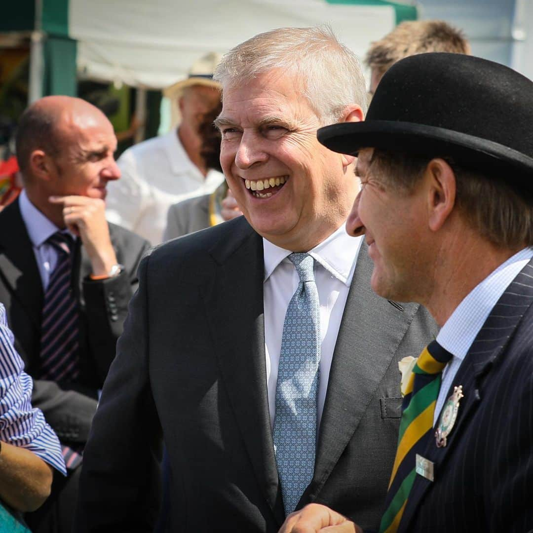 ロイヤル・ファミリーさんのインスタグラム写真 - (ロイヤル・ファミリーInstagram)「Yesterday @hrhthedukeofyork was in Yorkshire, where he attended the 161st Great Yorkshire Show, one of the biggest agricultural events in the UK.  The Duke of York also visited the RHS Garden Harlow Carr to officially open the new Edwardian Garden. The first picture shows HRH receiving a Harlow Carr Rose at the end of his visit.  See more of The Duke’s work and activities on @hrhthedukeofyork.」7月12日 18時09分 - theroyalfamily