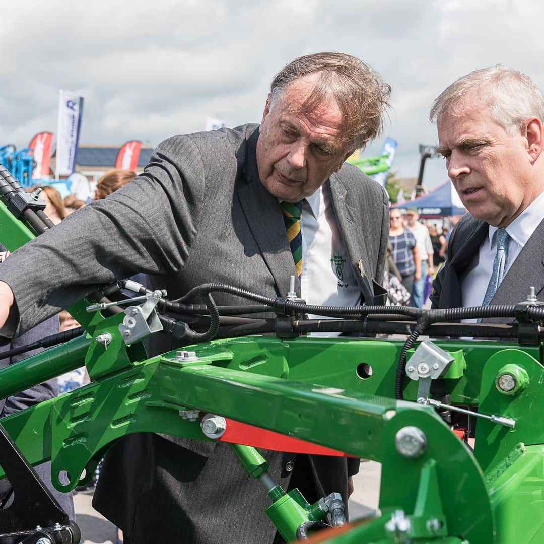 ロイヤル・ファミリーさんのインスタグラム写真 - (ロイヤル・ファミリーInstagram)「Yesterday @hrhthedukeofyork was in Yorkshire, where he attended the 161st Great Yorkshire Show, one of the biggest agricultural events in the UK.  The Duke of York also visited the RHS Garden Harlow Carr to officially open the new Edwardian Garden. The first picture shows HRH receiving a Harlow Carr Rose at the end of his visit.  See more of The Duke’s work and activities on @hrhthedukeofyork.」7月12日 18時09分 - theroyalfamily