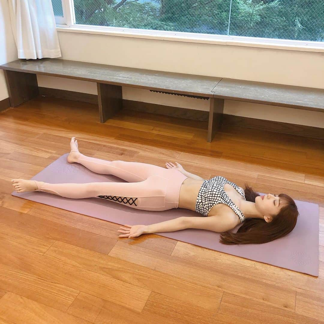 麻亜里さんのインスタグラム写真 - (麻亜里Instagram)「シャヴァーサナ おやすみのポーズです。 みんな寝る時に手のひらを内側に向けるか、下に向けてない？ それ！どんどん肩こりを悪化させますよ〜🙅‍♀️⚠️ . 巻き肩の人、肩こりに悩んでいる人には実践してもらいたい。 . . “手のひらを上に向けて寝ること”  自然と肩が開くので本来の位置に戻してくれます。 さらに肩をお尻の方に引き下げて耳と肩を遠ざけるのも良いです！肩周りの無駄な突っ張りを取ってくれますよ😉👌 今日寝る時からやってみてね😘 . #MAARIヨガ #シャヴァーサナ #おやすみのポーズ #屍のポーズ #肩凝り改善 #巻き肩改善 #ヨガ」7月12日 18時10分 - maari.0108