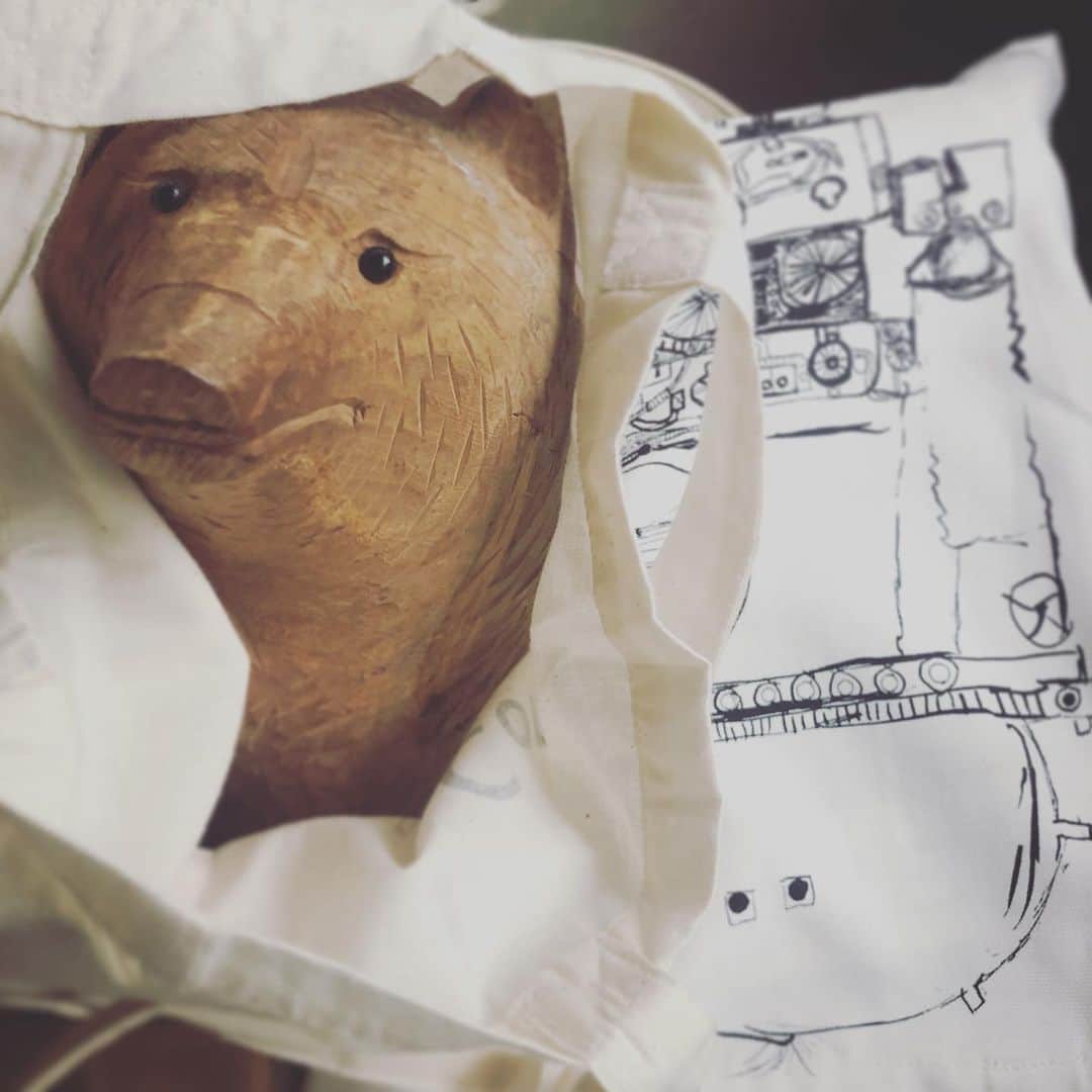 のインスタグラム：「. . welcome to my life... もぉ、クマらない🐻❤️✨ . @tokyo903 、 勉強になります。 そしていつもありがとうございます🤗。 . #kichijisuzuki #八雲熊 #木彫り熊 #木彫りの熊 #tokyo903 #熊愛 #熊愛が止まらない」