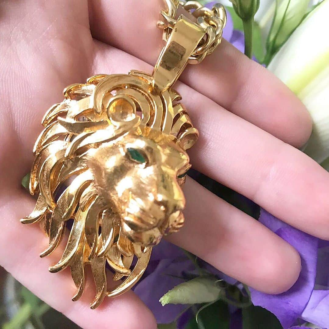 ベックスロックスさんのインスタグラム写真 - (ベックスロックスInstagram)「#HearHerRoar In love with our latest commission to celebrate #10YRS10ICONS of our animal jewels with meaning.  Edition 5/10 ⠀⠀⠀⠀⠀⠀⠀⠀⠀ The Lion pendant in 18k recycled gold with emerald eyes. The symbol of #Strength #Courage & #Transformation  she is our ethical stamp and our gatekeeper. ⠀⠀⠀⠀⠀⠀⠀⠀⠀ For more info DM us or contact thestudio@bexrox.com  #bespokeitlikeyoumeanit  @rebeccamannersbespoke . . . . . #celebration #highjewelry #fearless #hearherroar #emeralds #sustainableluxury #reclaimedgold #recycledgold #limitededition #sustainablefashion #slowfashion #sustainabilityinfashion #slowfashionrevolution」7月12日 18時17分 - rcollectivestudio