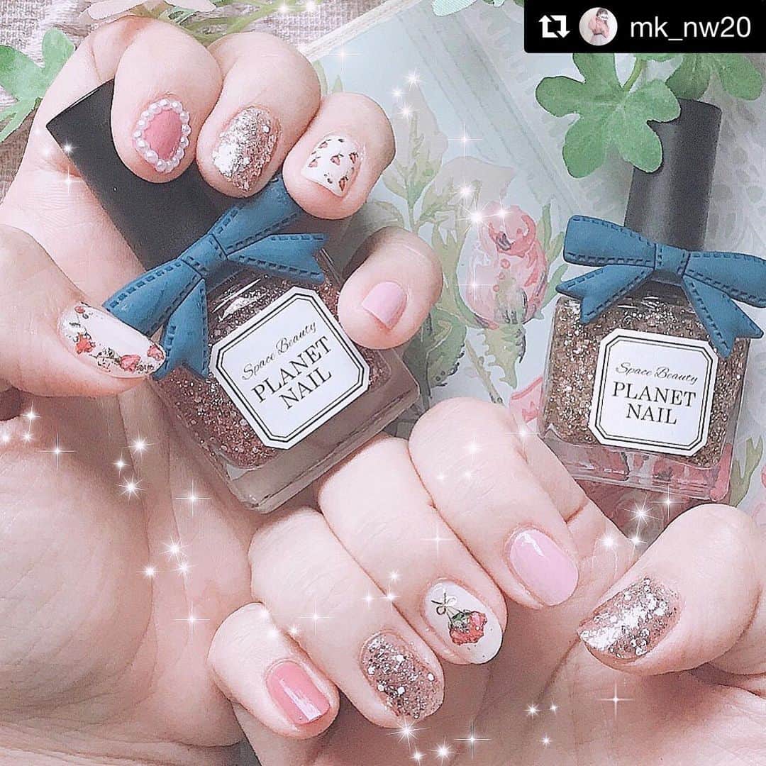 【PLANET NAIL（プラネット ネイル）】公式さんのインスタグラム写真 - (【PLANET NAIL（プラネット ネイル）】公式Instagram)「@mk_nw20 さん PLANET NAIL Basic Line PLB07 #点描天体のアレゴリー PLB17 #運命の女神 を使用したネイルアレンジのご使用ありがとうございます💅 ・ #Repost @mk_nw20 with @get_repost ・・・ ❤︎ ❤︎ NEW nail💅💕 . プラネットネイル様 @planet.jp のポリッシュを使わせていただきました☺️💓 . . ラメ単色で塗ってるのが、点描天体のアレゴリー🌟 バラのネイルシールに重ねてるのが、運命の女神です💖 . ラメはもちろんなんだけど、名前も可愛い🥰✨ 星座とか宇宙好きだから、ラインナップ見てるだけでも高まりました💘💘💘 . . ラメの単色塗りって、ハデ〜な感じになっちゃうイメージだったけど、絶妙な色加減とラメの大きさがすごくオシャレで、ラメでもお上品なネイルに仕上がりました🌟 . . #planet_jp #プラネットネイル #planetnail #ネイル #セルフネイル #ポリッシュネイル #100均ネイル #100均 #ダイソー #DAISO #キャンドゥ #cando #しずくネイルシール #ラメネイル」7月12日 18時18分 - planet.jp