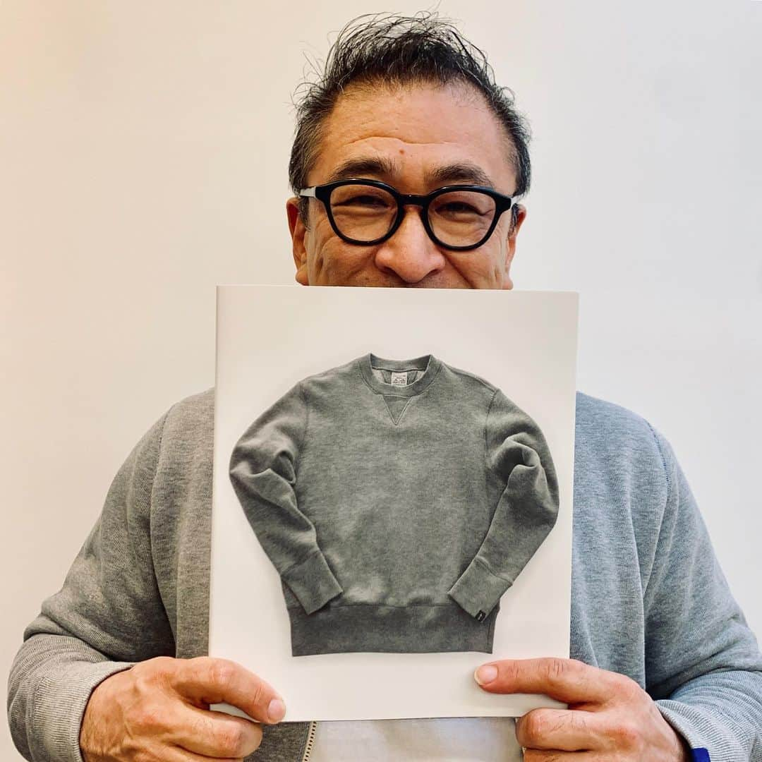 片山正通さんのインスタグラム写真 - (片山正通Instagram)「「世界一、正統なスウェットシャツ」を作るループウィラー待望の初書籍！7/13(土)から、LOOPWHEELER 千駄ヶ谷・大阪・福岡の各店とヒビヤセントラルマーケットで先行発売です。  オーナーである鈴木さんの哲学、そして現在までのLOOPWHEELERアイテムが詰まりに詰まった一冊。デサインはgroovisions。  鈴木さん、そしてLOOPWHEELERの皆さん 20周年、そして書籍発売おめでとうございます！こんなにもイケズでイケてるブランド、世界中探しても見つからないです＼(^o^)／ " The world's most authentic sweatshirt " is made by LOOPWHEELER. Their first book is coming out.  Starting from Saturday, July 13th, the book will be pre-released at LOOPWHEELER Sendagaya/Osaka/Fukuoka as well as Hibiya Central Market.  This is the book full of Mr. Suzuki' s philosophy, the owner of LOOPWHEELER, as well as beautiful archives of sweatshirts/Tshirts. Congratulations on 20th anniversary and launch of the book to Suzuki-san and all LOOPWHEELER staffs! You are the most complicated but coolest brand in the world ＼(^o^)／.」7月12日 18時26分 - masamichi_katayama