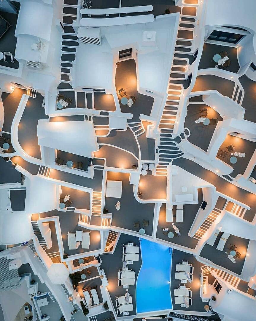 Discover Earthさんのインスタグラム写真 - (Discover EarthInstagram)「Doesn’t Santorini in Greece look like a maze ? Have you ever been there ? 🇬🇷 Tag the person you would want to go there with ! — 📍#DiscoverGreece — 📸 Photos by @sebastien.nagy」7月12日 18時27分 - discoverearth