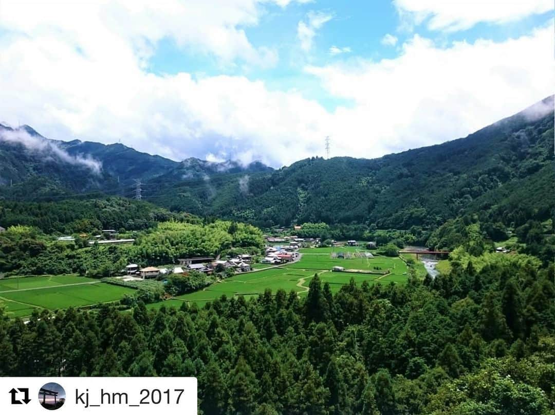 西条市さんのインスタグラム写真 - (西条市Instagram)「Repost @kj_hm_2017 with @get_repost﻿ ・・・﻿ 愛媛県西条市兎之山。雨上がりでスッキリして空の青と白、木々の緑が綺麗。黒瀬ダムに向かう途中にあり、ダムではボート釣りしてる人も。どんどん進むと石鎚山までいけます。﻿ ﻿ #愛媛県 #ehime #みかん県 #西条市 #saijo #兎之山 #四国 #黒瀬ダム #ダム #山 #木 #空 #雲 #田舎 #風景 #景色#lovesaijo #japan #nippon #海賊フォト #nihon #landscape #scenery﻿ #setouchi_gram #石鎚山 #shikoku﻿ ﻿ ﻿ ﻿ なつのみどり、そら﻿ ﻿ #国道11号 #加茂川橋 交差点から山へ～﻿ ﻿ 道路から見える美しい集落﻿ それが、兎之山と書いて「とのやま」。﻿ ふらりサイクリングも楽しそう＾＾﻿ ﻿ #いよ西条 #伊予西条麓」7月12日 18時39分 - lovesaijo