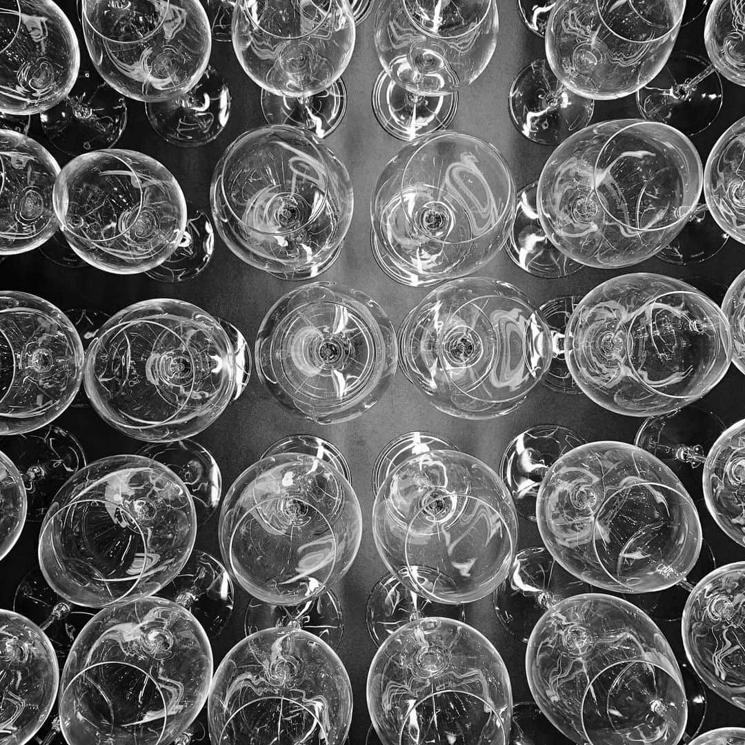 のインスタグラム：「Ready for a new Italesse Senses masterclass! Today we are in Barcelona in our distributor Casa Delfin headquarter. Stay tuned! Cheers! #italesse #senses #italessesenses #casadelfin #barcelona #spain #masterclass #glassware #aromas #emotion #wine #tasting #sommelier #sommlife #tableware #cheers」