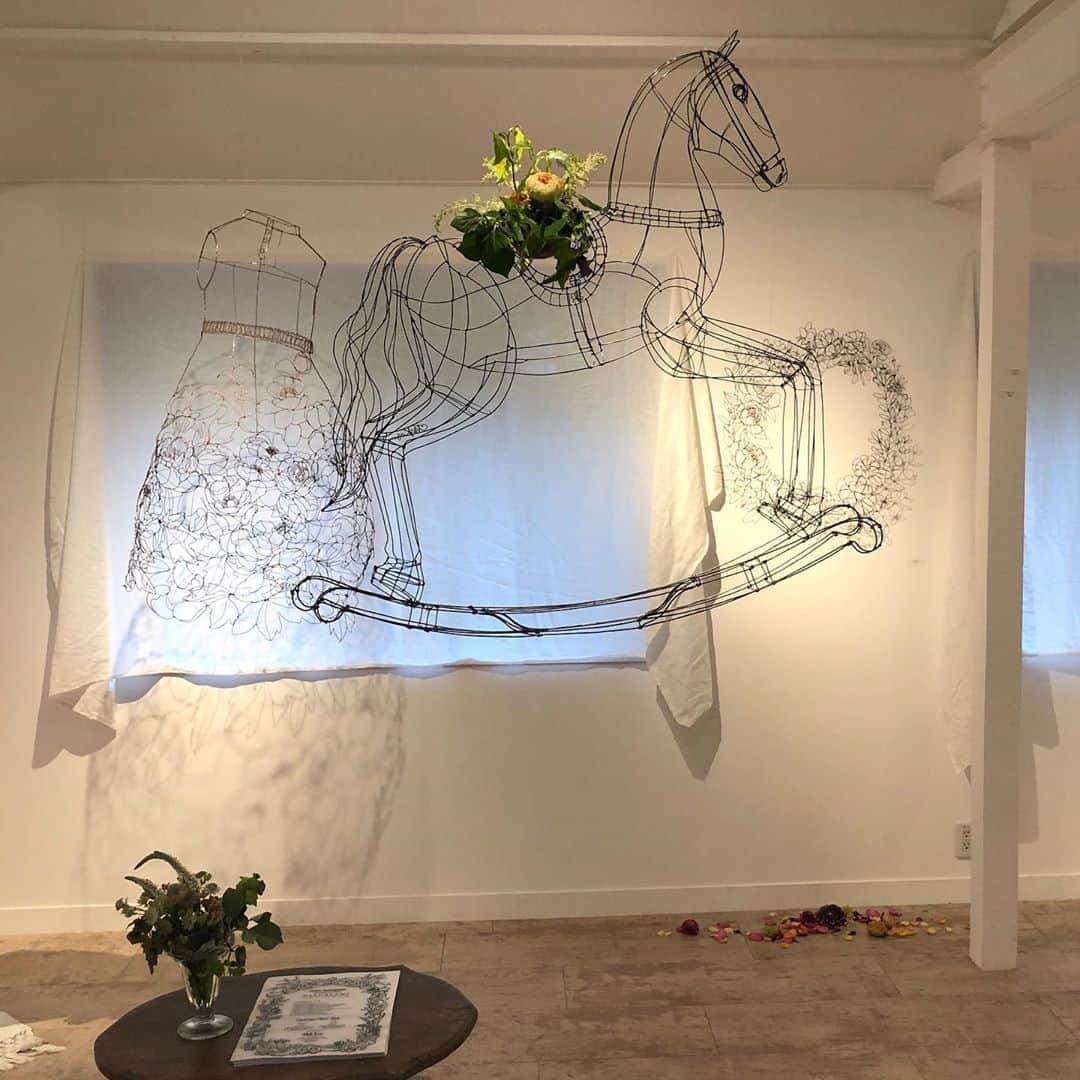 のインスタグラム：「ボローニャ在住のワイヤーアーティスト、小林千鶴さんの展覧会が代々木上原のTERRANOVA HOUSEにて開催。壁に飾って、床やテーブルに置いて、そこに作られる影さえもアートになります。自宅にアートオブジェがある喜びを味わいたい人に。7/13〜7/15まで。渋谷区大山町36-6 #アート #ワイヤーアート #フィガロ #figarojapon #光と影  編集KIM」