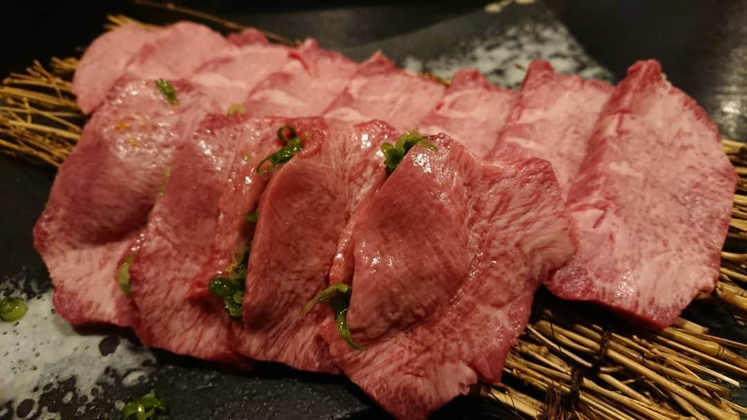 のインスタグラム：「スポンサーしていただいてる株式会社GEED様に祝勝会してもらいました(^_^) 宮原社長ご馳走さまでした‼️ 楽しい時間をありがとうございます(*^.^*) #焼き肉 #焼肉 #やきにく #ヤキニク #yakiniku #上タン #ネギ塩タン #上タン塩 #サーロイン #カルビ #ハラミ #赤身 #赤身肉 #上ロース #シャトーブリアン #牛刺し #肉しか信じない #肉好きな人と繋がりたい #肉好き #肉命 #beef #デブエット #祝勝会」