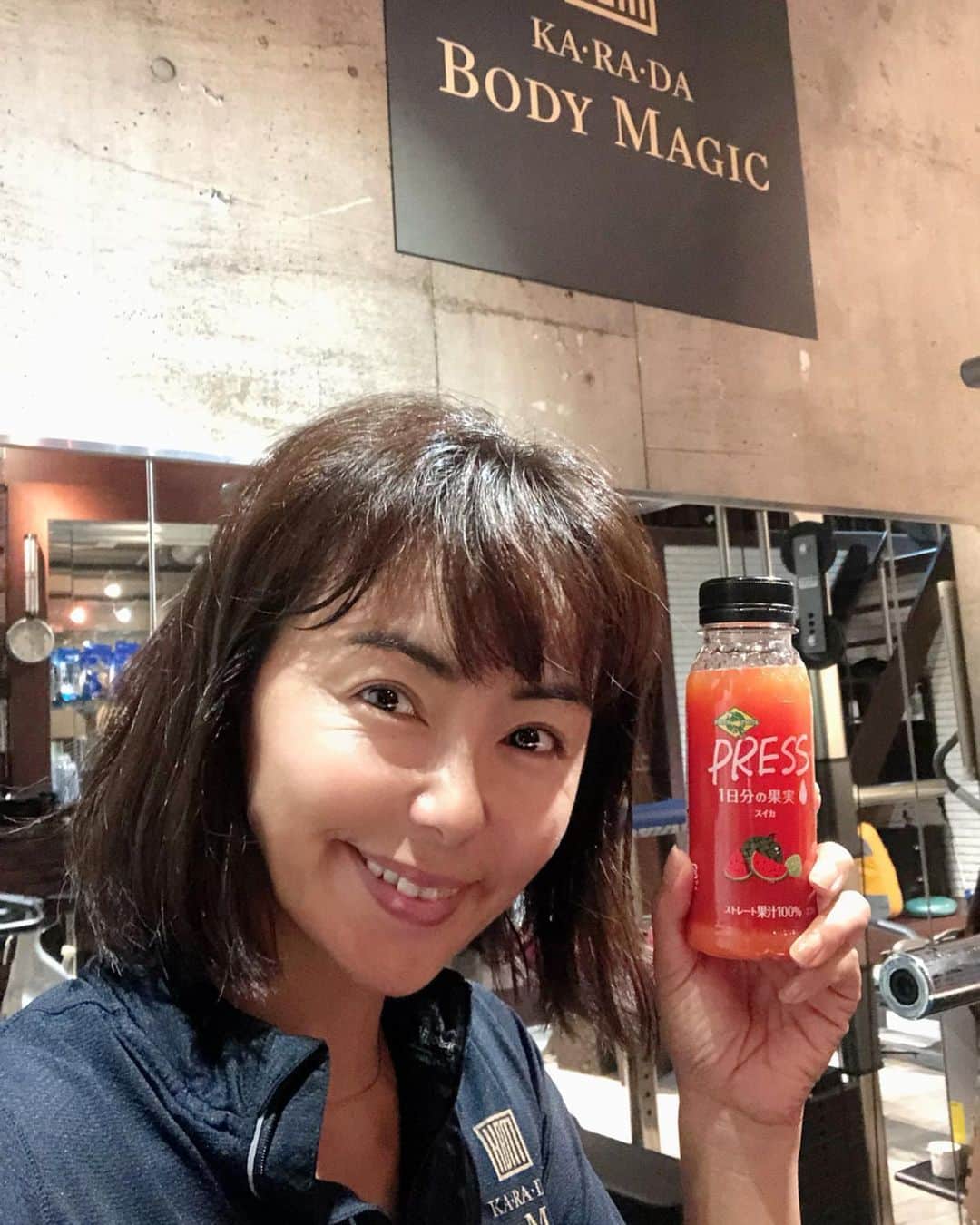 田中律子さんのインスタグラム写真 - (田中律子Instagram)「ちょっと忙しくて行けてなかったトレーニング😭カラダってやってないとすぐ数字に表れるー😱 体重は増えるし、筋肉落ちるしー、ガックシ😩日々のトレーニングが大事だなぁ、ロケで泊まりが増えると食べて飲んで身体動かさないから、ホテルでもやるようにしよ❗️って、飲んで帰ってきたら、寝るよねー😭←これがあかん。  今日はトレーニング終わりに @frutafruta_official  FRUTA FRUTA PRESS スイカ🍉スイカとライムをコールドプレスで絞った果汁100%ジュースで、リカバリー🌞🍉汗いっぱいかいたから、水分補給にぴったりです🍉  #カラダボディマジック  #トレーニング #フルッタフルッタ  #frutafruta  #コールドプレスジュース  #frutafrutapress  #私が乗ってるのは #下がバランスボール #膝がガクガクブルブル  #笑えるくらい #膝の震えが止まらない  #動画撮れば良かった」7月12日 18時35分 - ri2kotanaka