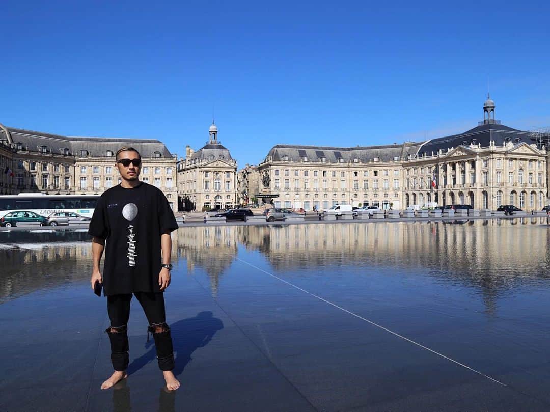 KENTOのインスタグラム：「𝐋𝐈𝐊𝐄 𝐀 𝐌𝐈𝐑𝐑𝐎𝐑 #vetements #bordeaux #france #europetour2019 #ootd #outfit #outfitoftheday #instafashion #streetfashion #streetstyle #streetwear #djlife #djtour #internationaldj #djcity #djcityjapan #sgdntwk #genrebndr #beepmmgmt #pioneerdj #sgartistsmanagement #axcell #weareaxcell」