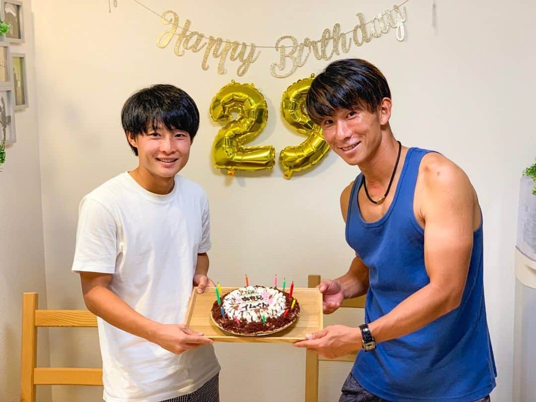 安藝正俊さんのインスタグラム写真 - (安藝正俊Instagram)「2019.7.9 ~29th Birthday~ : 29歳になりました！ そんな事より たくさんの方にお祝いのお言葉を頂いたり。 たくさんの方にプレゼントを頂いたり。 僕の記念日を気にかけて頂けた事が何より嬉しかったです！ : 年齢はそろそろ(もうすでにか？)おじさん世代突入。 やってる事は中学生レベルのアホな事。 社会の道理や道徳に背かぬよう 『なんかコイツ見てると元気でるな』 みたいな人になっていけたらと思います！ youtuberみたいなコメントをしてますが、これからも1人のサッカープレーヤーとして、男としてもっと大きくなりますので、 みなさんどうか暖かく心のどこかで笑っておいてください。 度肝抜いたります👍 #沖縄#Okinawa#Japan #沖縄SV#KYFA #誕生日#happybirthday #7月9日 #プレゼント#present #メッセージ#message #自分への誕生日ケーキ #チームメイト#teammates #birthday#party#誕生日会 #ありがとう#thankyou #end」7月12日 18時38分 - akimasa_okinawa