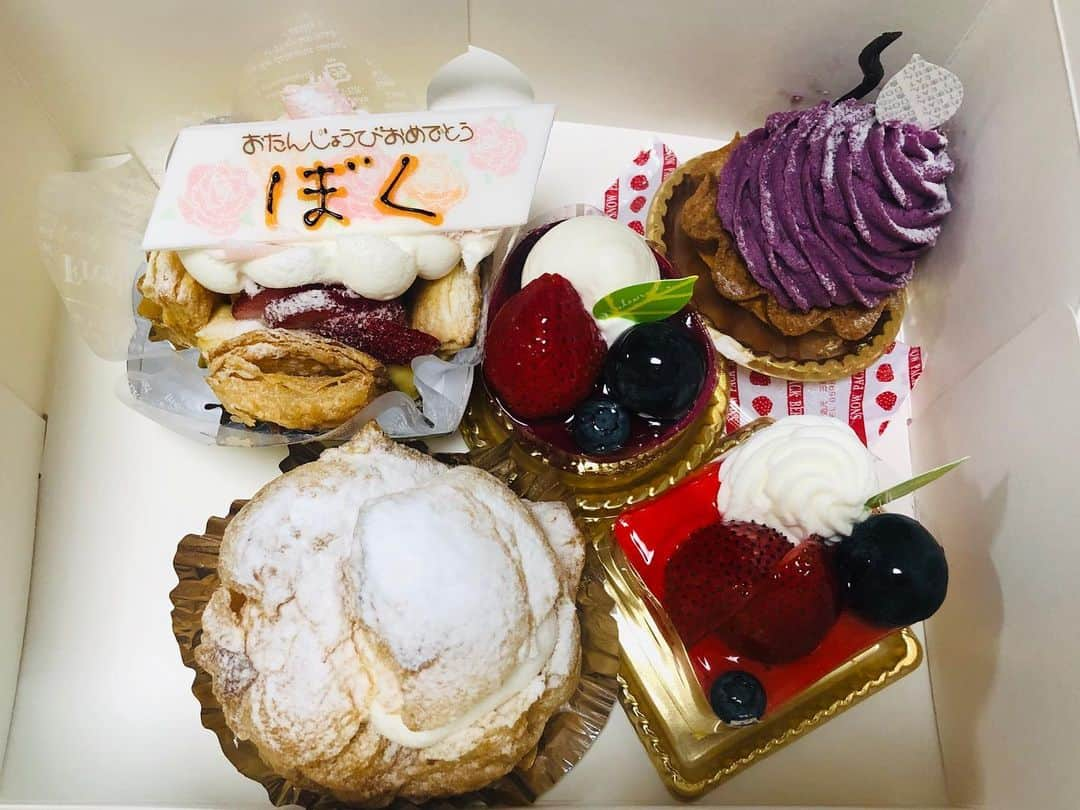 安藝正俊さんのインスタグラム写真 - (安藝正俊Instagram)「2019.7.9 ~29th Birthday~ : 29歳になりました！ そんな事より たくさんの方にお祝いのお言葉を頂いたり。 たくさんの方にプレゼントを頂いたり。 僕の記念日を気にかけて頂けた事が何より嬉しかったです！ : 年齢はそろそろ(もうすでにか？)おじさん世代突入。 やってる事は中学生レベルのアホな事。 社会の道理や道徳に背かぬよう 『なんかコイツ見てると元気でるな』 みたいな人になっていけたらと思います！ youtuberみたいなコメントをしてますが、これからも1人のサッカープレーヤーとして、男としてもっと大きくなりますので、 みなさんどうか暖かく心のどこかで笑っておいてください。 度肝抜いたります👍 #沖縄#Okinawa#Japan #沖縄SV#KYFA #誕生日#happybirthday #7月9日 #プレゼント#present #メッセージ#message #自分への誕生日ケーキ #チームメイト#teammates #birthday#party#誕生日会 #ありがとう#thankyou #end」7月12日 18時38分 - akimasa_okinawa