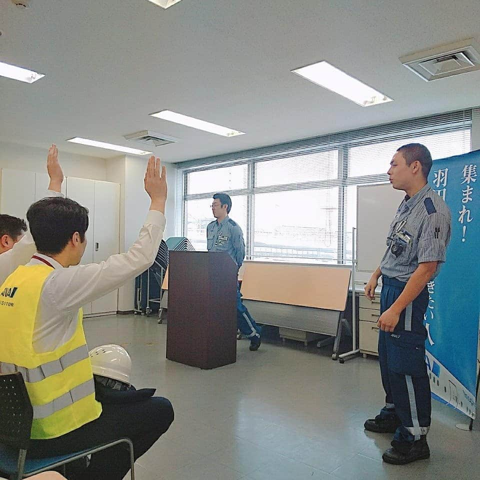 東京観光専門学校さんのインスタグラム写真 - (東京観光専門学校Instagram)「エアラインサービス学科です🛫 1年生が羽田空港にある、 メイワスカイサポート様の 職場見学に行ってきました！  なかなか入れない制限区域に 行き、間近でグランドハンドリングのお仕事や、機体を見学しました。 その際、出発便に 『行ってらっしゃい👋😃』 と手を降っていたら、 ANA、スターフライヤーの パイロットの方々が、手を振り替えしてくださり、みんな大興奮🙋✨🙋✨🙋✨🙋✨🙋🎵 みんなが再度、 エアラインのお仕事に就きたい✨✨✨と感じた瞬間でした❗  TOKANでは、実際に企業様に 見学に行ったり、学校に来ていただいて授業をしていただいたり、現役スタッフの方々からお話を 伺う機会がたくさんあります✨  TOKANでは、 現役グランドハンドリング スタッフの体験授業があります‼️ ぜひ、体験にお越しください❗  #エアライン#グランドハンドリング#メイワスカイサポート #ana #starflyer #グランドスタッフ#羽田空港 #空港見学 #エアライン就活」7月12日 9時38分 - tokan_1967