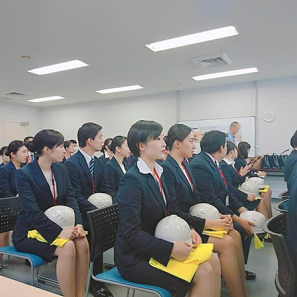 東京観光専門学校さんのインスタグラム写真 - (東京観光専門学校Instagram)「エアラインサービス学科です🛫 1年生が羽田空港にある、 メイワスカイサポート様の 職場見学に行ってきました！  なかなか入れない制限区域に 行き、間近でグランドハンドリングのお仕事や、機体を見学しました。 その際、出発便に 『行ってらっしゃい👋😃』 と手を降っていたら、 ANA、スターフライヤーの パイロットの方々が、手を振り替えしてくださり、みんな大興奮🙋✨🙋✨🙋✨🙋✨🙋🎵 みんなが再度、 エアラインのお仕事に就きたい✨✨✨と感じた瞬間でした❗  TOKANでは、実際に企業様に 見学に行ったり、学校に来ていただいて授業をしていただいたり、現役スタッフの方々からお話を 伺う機会がたくさんあります✨  TOKANでは、 現役グランドハンドリング スタッフの体験授業があります‼️ ぜひ、体験にお越しください❗  #エアライン#グランドハンドリング#メイワスカイサポート #ana #starflyer #グランドスタッフ#羽田空港 #空港見学 #エアライン就活」7月12日 9時38分 - tokan_1967