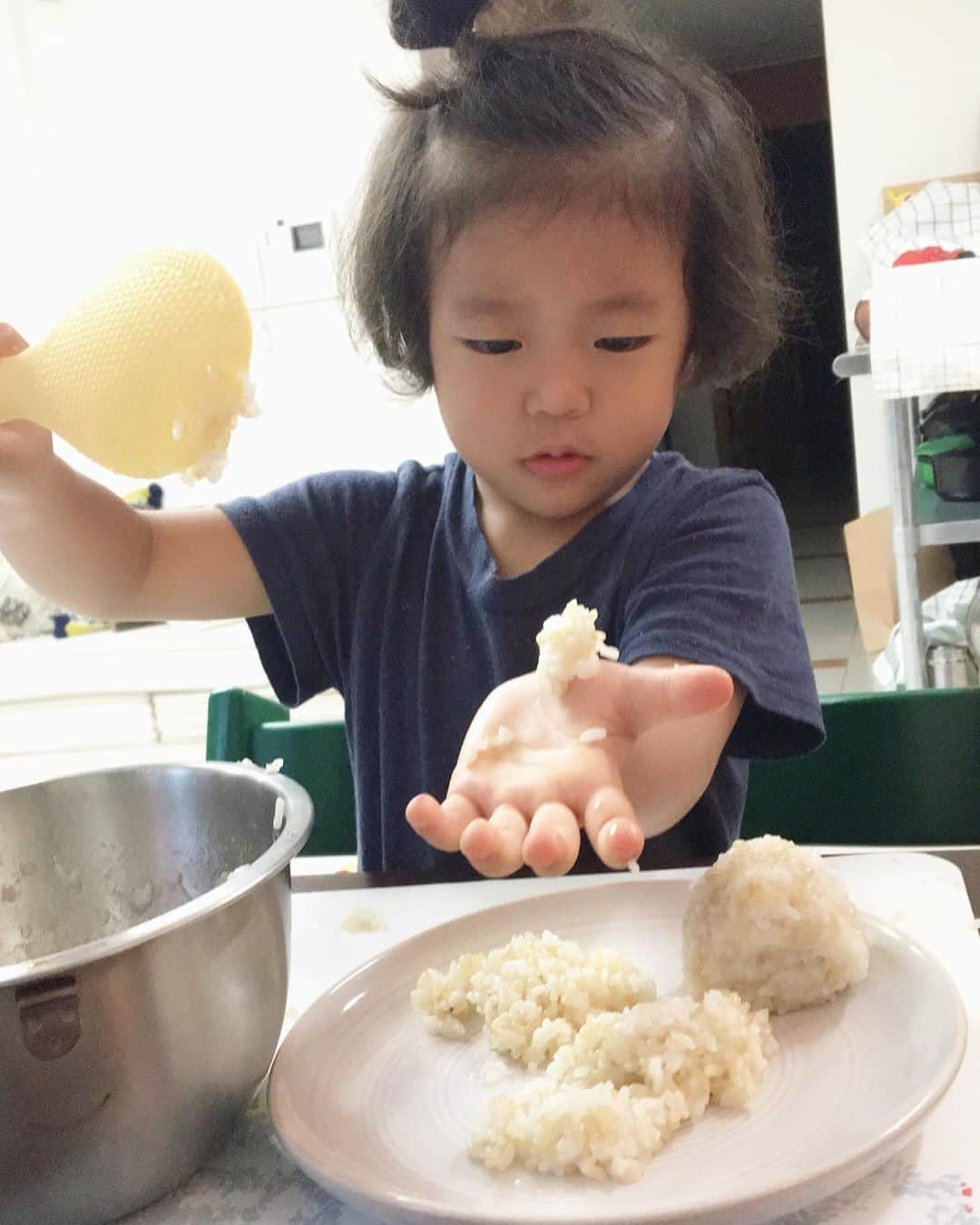 高木りなさんのインスタグラム写真 - (高木りなInstagram)「#かーちゃんと息子のふたりごはん  昨日は気分を変えて、2人でお弁当作り！ 火を使うものは既に準備しておいたけど、 おにぎり、人参の飾り切り、盛り付けは息子と一緒にやりました♡ 途中でつまみ食いばかりして前に進まなかったけど、笑 どんなお弁当が完成したかな。 #엄마와아들식단 기분전환으로, 둘이서 도시락 만들기! 불을 쓰는 것들은 미리 준비해뒀지만, 주먹밥, 당근 장식, 그리고 용기에 올리는건 아들과 함께 했습니다. 중간중간 맛도 보느라 시간이 오래 걸렸지만 ㅎㅎㅎ 어떤 도시락으로 완성되었나....? . . . #도시락 #주먹밥 #아들맘 #아들 #육아일기 #육아기록 #3살 #お弁当 #お弁当作り #男の子ママ #男の子 #育児日記 #育児記録 #2歳」7月12日 9時55分 - rinasvoyage