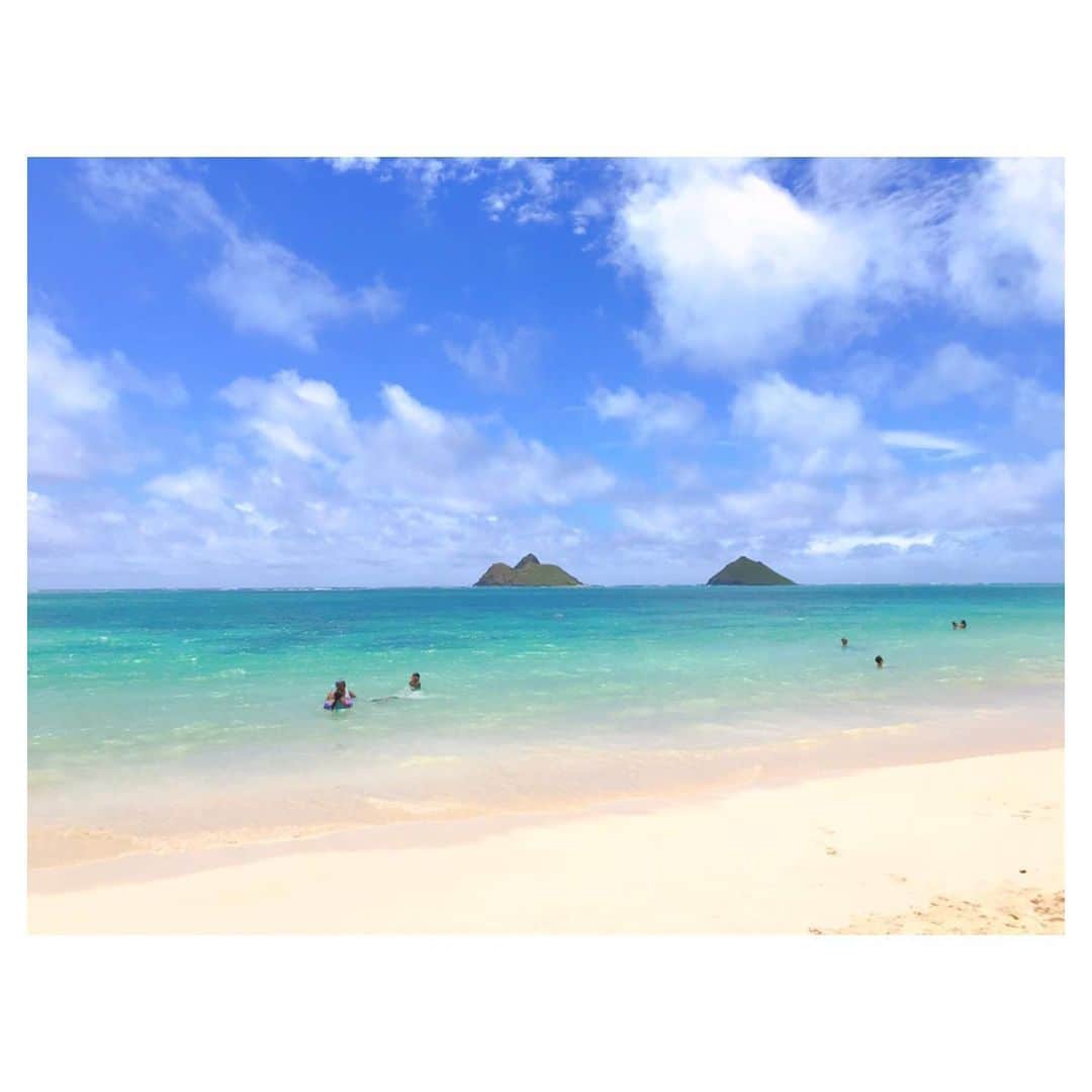 荒川れん子のインスタグラム：「Shooting shooting shooting days since I came back to island😅 ハワイに戻ってますー。が、日本でゆっくりした分の煽り？で、目まぐるしいほどにお仕事三昧の日々。毎日、観光客の方達の姿を羨ましく眺めております😂 久々に行ったラニカイビーチ、やっぱりいいなぁ💕…って働いています😅 . . #hawaii #lanikai #aloha #lovehawaii #healthylifestyle #work #luckywelivehawaii #hawaiilife #travel #trip #beachlife #tropical #beach #shooting #lifeisajourney #hawaiistagram #instahawaii #ハワイ #ラニカイ #ハワイ生活 #ハワイ暮らし #旅 #ハワイ好き #ハワイ旅行 #仕事 #撮影 #おはよう #ビーチ #海 #リゾート」