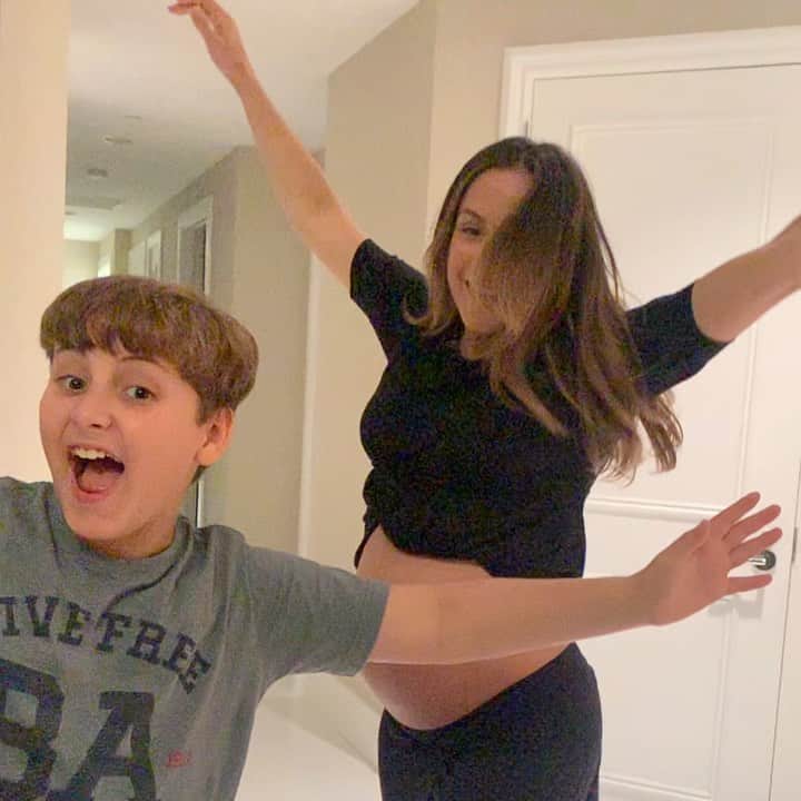 Claudia Leitteのインスタグラム：「Ainda bem que não tô com #SaudadeDeVocê, filho. Quando a gente tá junto, é divertido demais! Tudo gira em torno da gente! Te amo, Davi! 🤣🤣🤣🤣🤣🤰🏼🤰🏼🤰🏼🤰🏼 #bottlecapchallenge」
