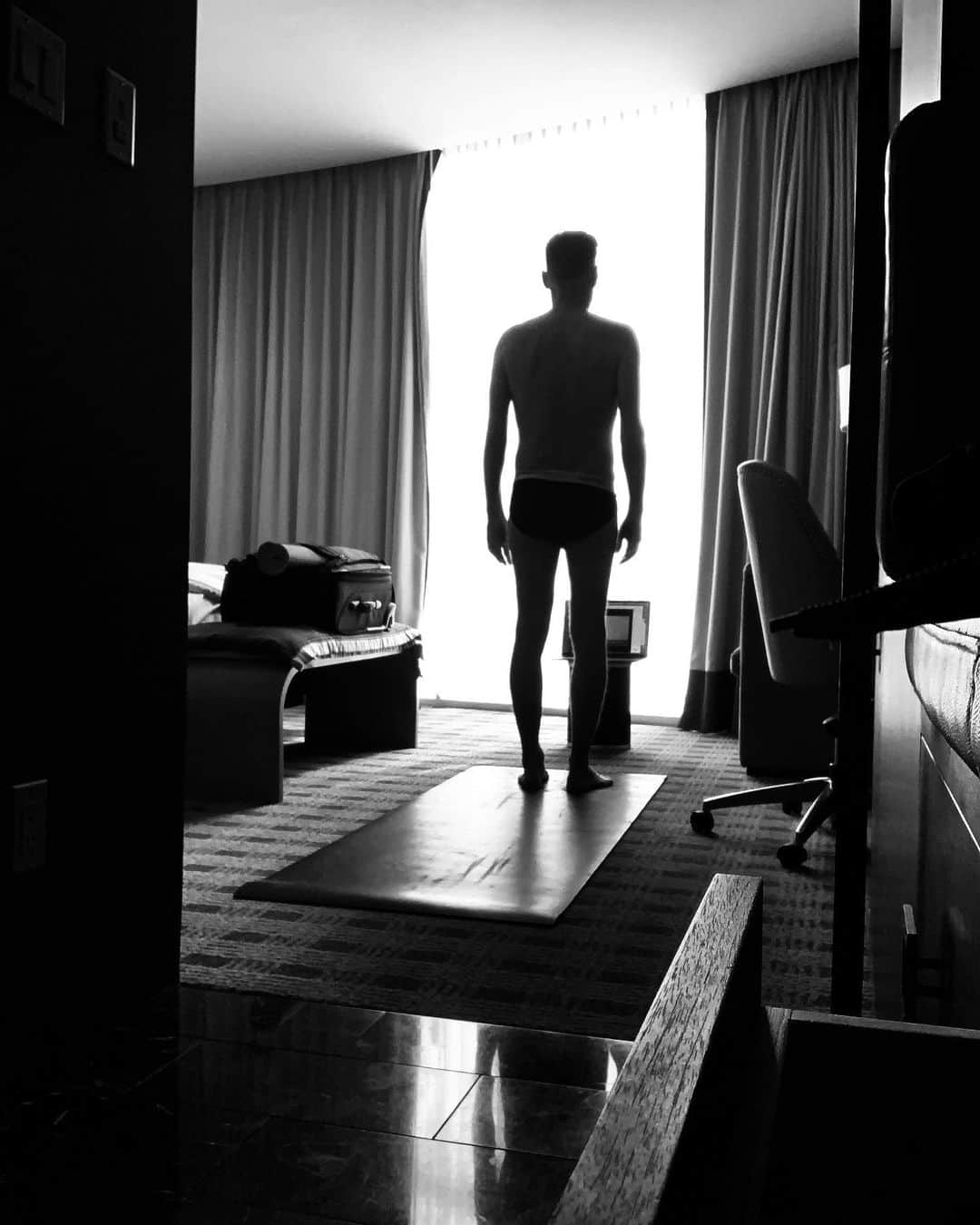 ブライアン・アダムスのインスタグラム：「Hotel yoga...breathe #yogaeverywhere 🙏🏻#bryanadamsshinealight」