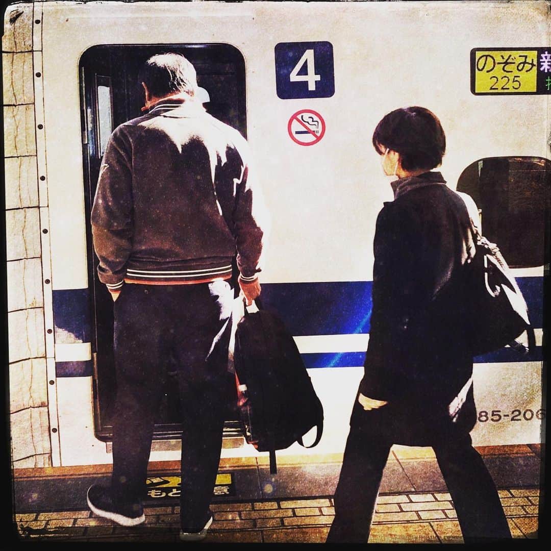 ケアエスコートさんのインスタグラム写真 - (ケアエスコートInstagram)「打合せへ。 新幹線、わたしたちを、どこまでも運んでくれます！お世話になっています！  #新幹線 #東京駅 #旅 #乗り物 #快適  #電車 #train #japanesetrain #trip #japantrip #voyage #viajesajapon #viaje #voyageaujapon #shinkansen #shinkansentrain」7月12日 9時57分 - careescort