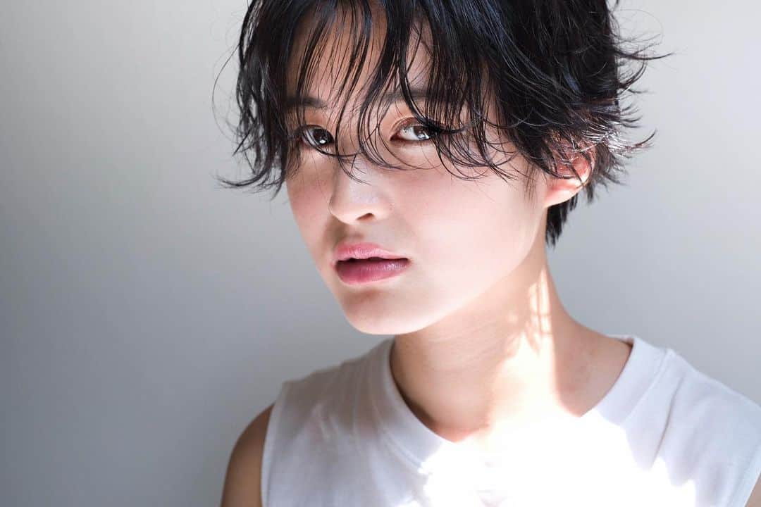 鮫島邦明のインスタグラム：「おはようございます！ メイク勉強中 誰かメイクさせて下さい💄 クールの中に女性らしさを  #ハイライト #アッシュカラー #梅田美容室 #梅田美容院 #ヘア#梅田ヘアスタイル #髪型 #ヘアセット #ヘアメイク #キラ水 #グラデーション #ホリスティックカラー #ヘアアレンジ #アレンジ #就活 #美容学生 #美容専門学校#gu #snidel #梅田美容師 #モデル #サロンモデル #サロモ #ヘアカタ #ショートヘア#ショート #aujua --------------------------------------. 梅田と東京出店を計画中 スタッフ募集中メッセージくださいね★ AVANCE.CROSStuin梅田茶屋町 TEL06-6377-7211 AVANCE.CROSSmel c西梅田 TEL06-6348-2050 gif.hair TEL06-6377-7277 AVANCE.京橋 TEL06-6356-1555」