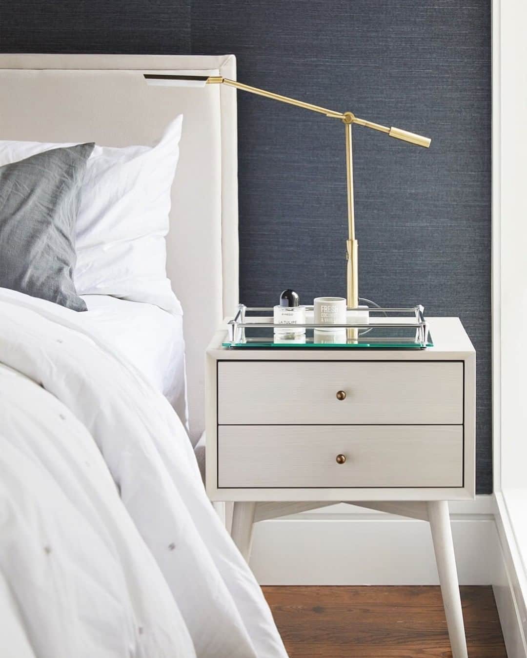 west elmさんのインスタグラム写真 - (west elmInstagram)「Your bedside superhero. 💪 Meet the Mid-Century nightstand with a pebble gray finish. Share your bedside style with @westelm. 📸: @mhouseinc #bedsidegoals #bedsider #nightstand #midcenturyfurniture #fairtrade」7月12日 10時08分 - westelm